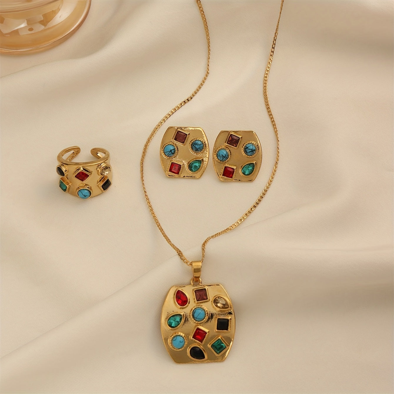 Vintage uslubidagi mis qotishma zargarlik to'plami, malaxit va rhinestone aksentlari bilan, nafis oltin qoplamada - to'plamga kvadrat pandantli marjon, quloq bilaguzuklari va uzuk kiradi - oddiy kiyim va sovg'a berish uchun ideal