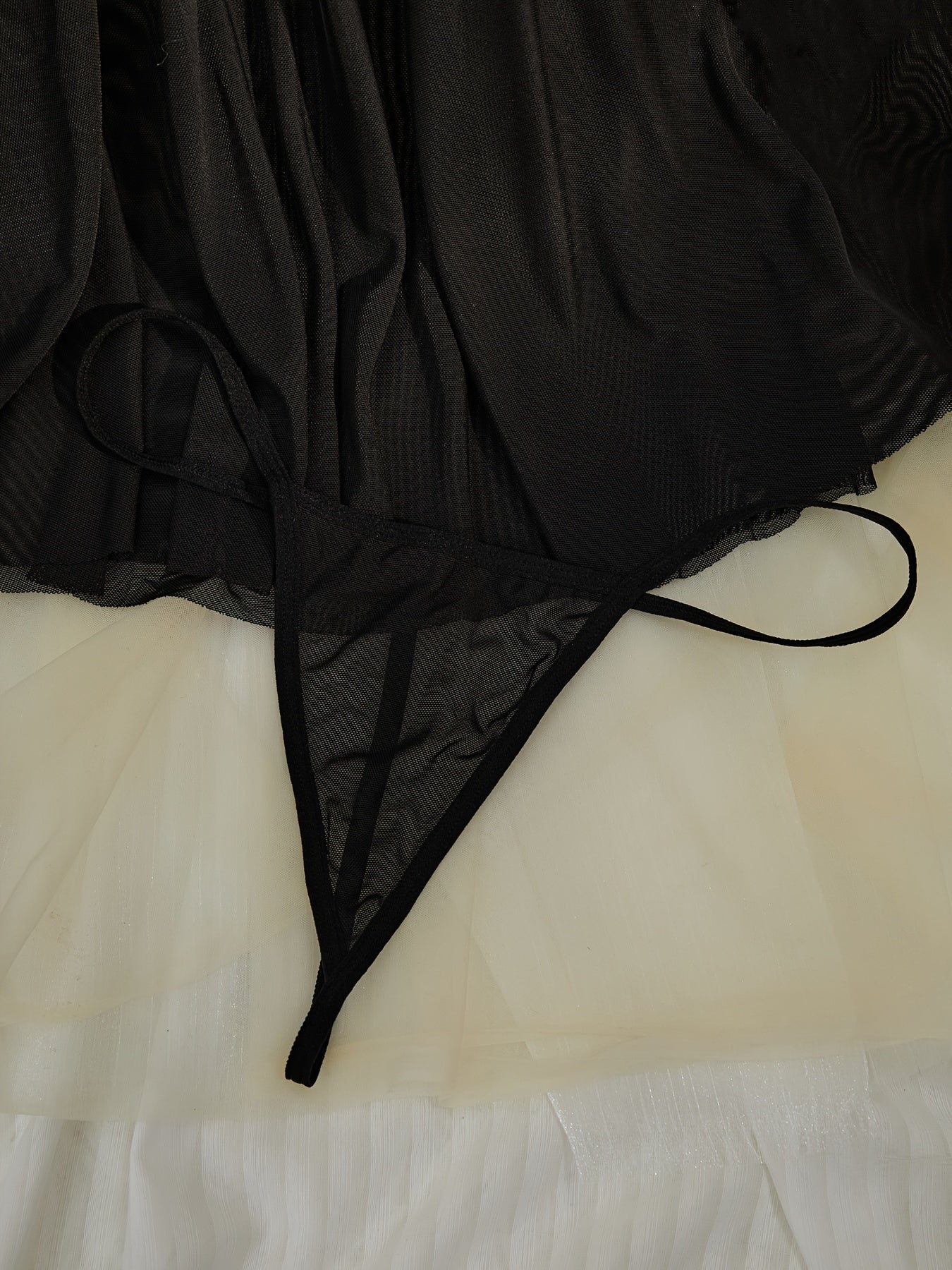 Кросс-ремешковое кружевное платье-бэбидол с комплектом стрингов для женщин, полупрозрачное с сексуальным цветным блоком.