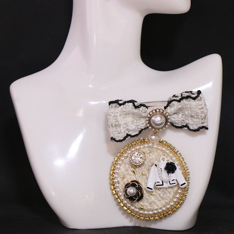 Ayollar modasi uchun sun'iy marjon bilan qora bowti brosh