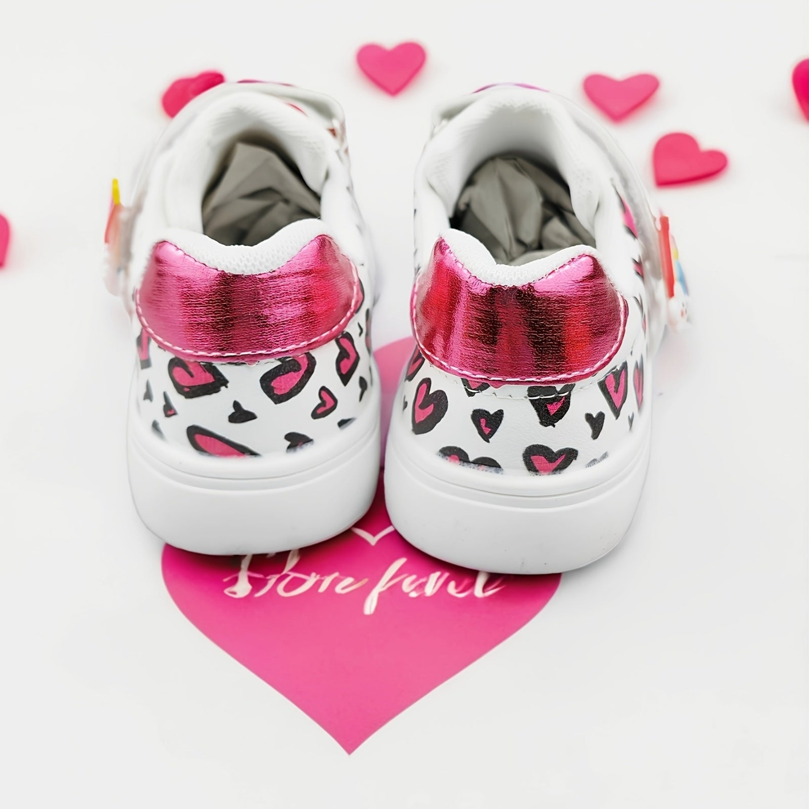 Qizlar uchun yurak mavzusidagi multfilm uslubidagi krossovkalar, yozgi va bahor uchun mo'ljallangan, kamalak ranglarida. Har qanday yoshdagi bolalar uchun kundalik yurish uchun ideal.