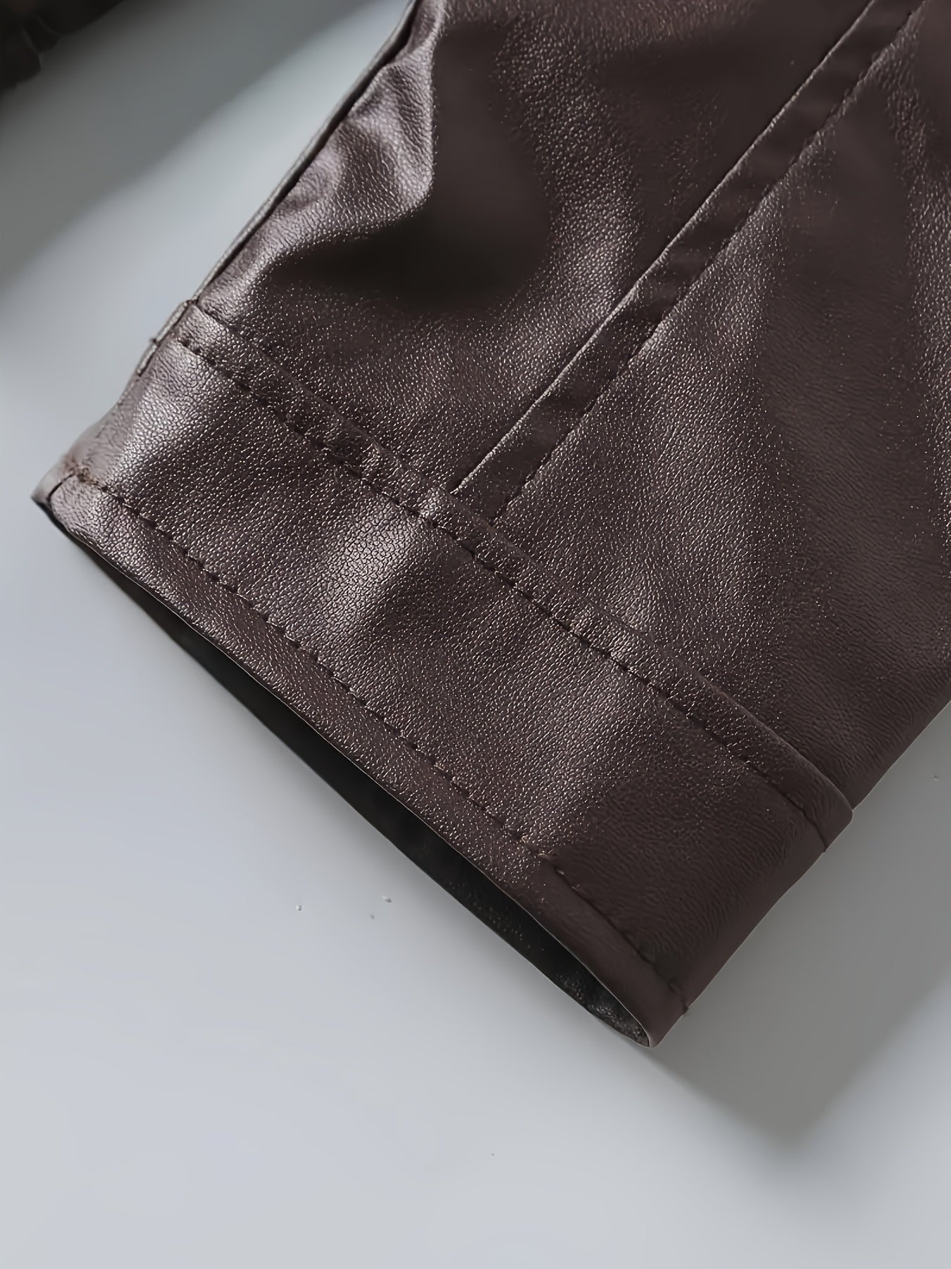 Yengil cho'ntaklari va kichik turli xil yengli kardigan, erkaklar uchun zamonaviy tashqi kiyim tanlovi. Zamonaviy uniseks salqin kurtka.