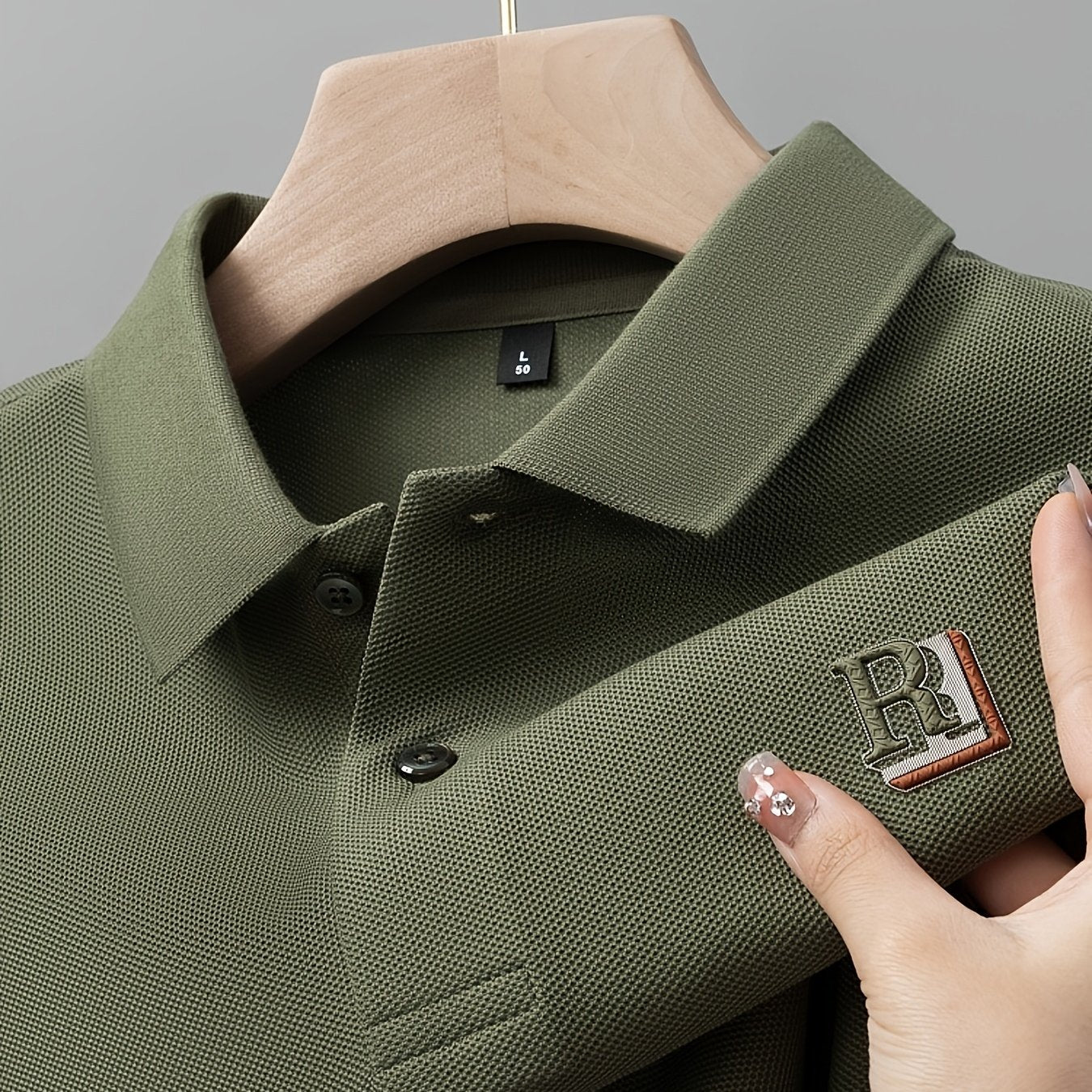 Camisa polo de manga larga para hombre con detalle de letras en relieve hecha de tela de punto 100% poliéster