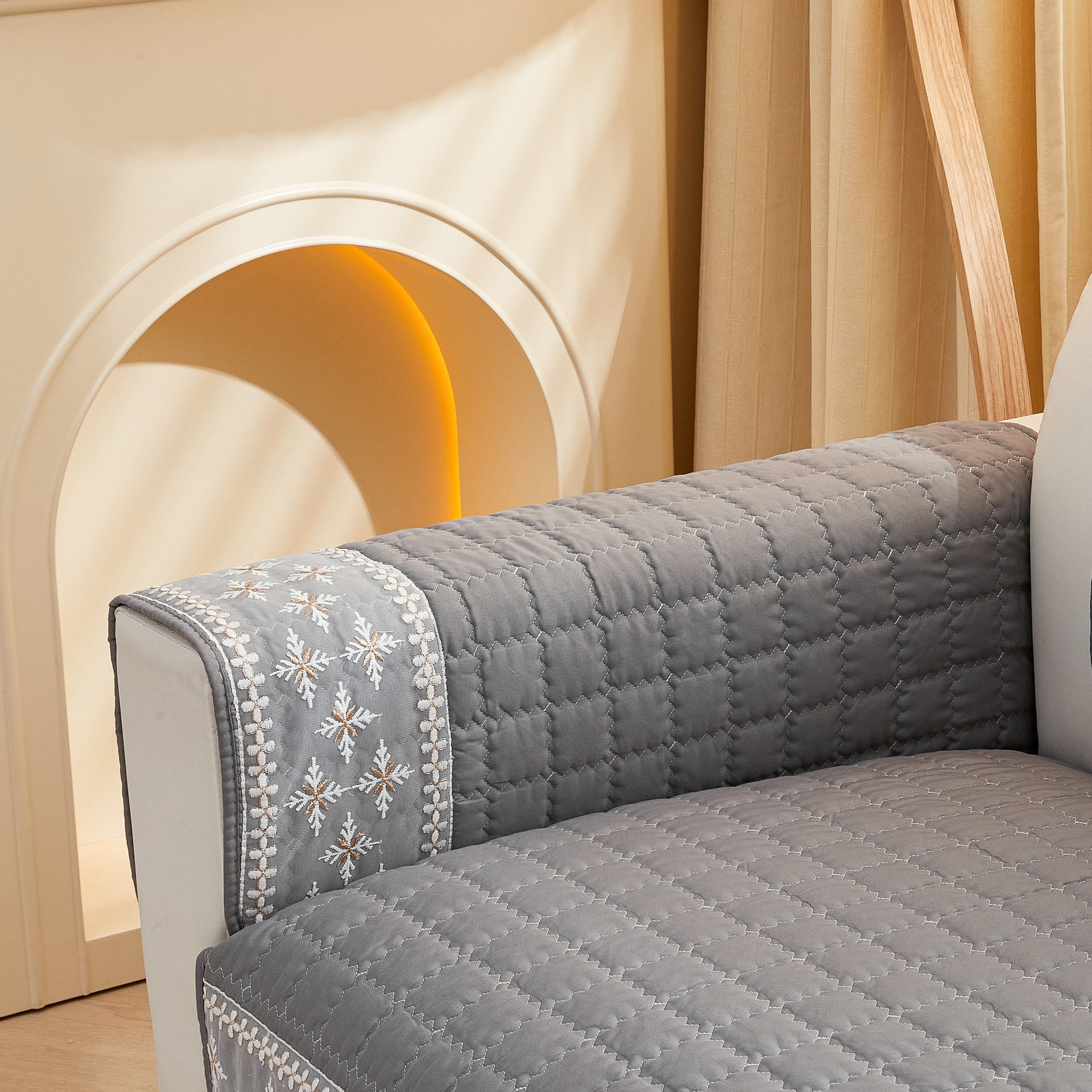 Qor to'pi dantel bezakli va sirpanishga qarshi orqa qoplamali vafli tikuvli divan qoplamasi.