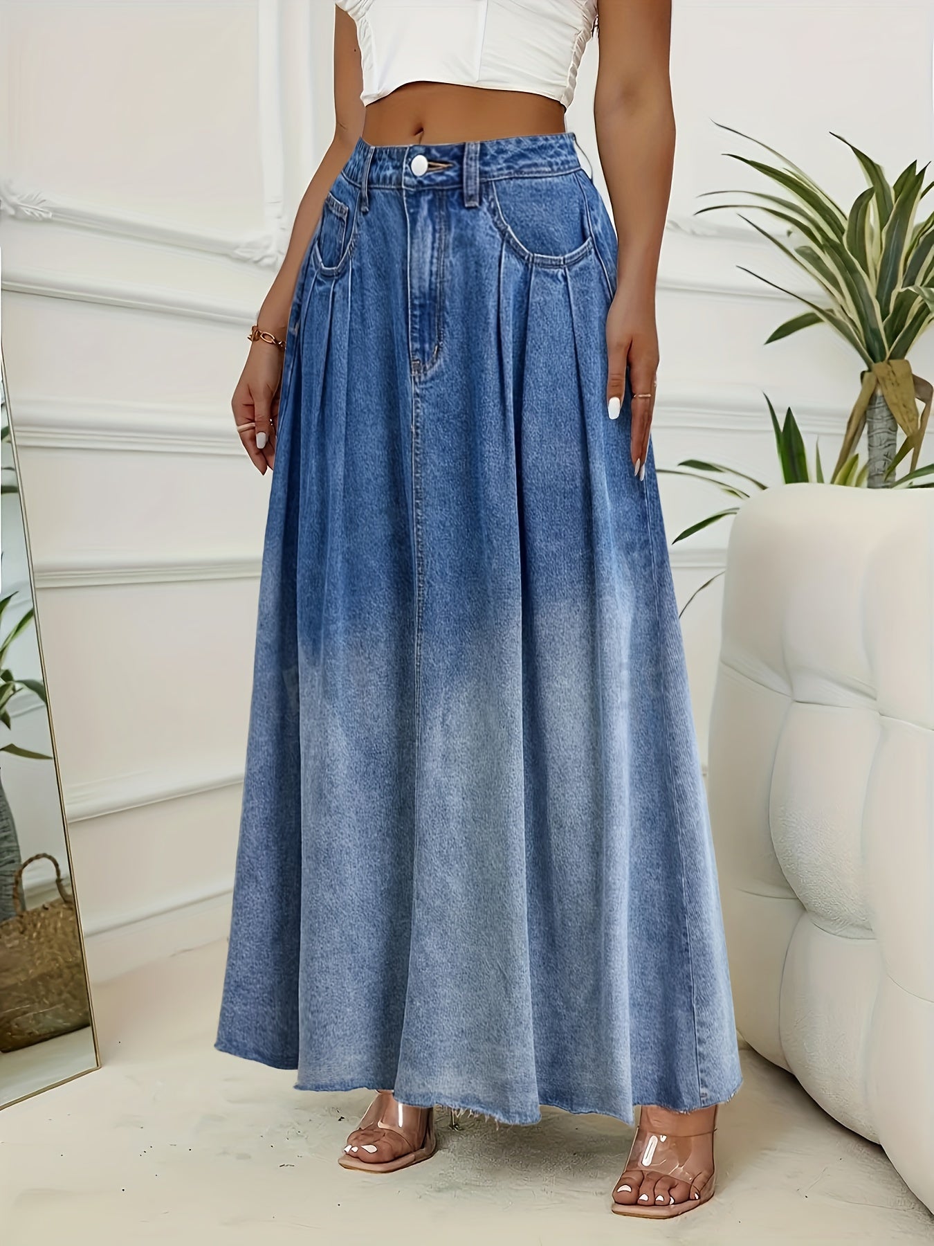 Ayollar uchun ko‘k denim maksi yubka, pletlar va xom bo‘lak bilan