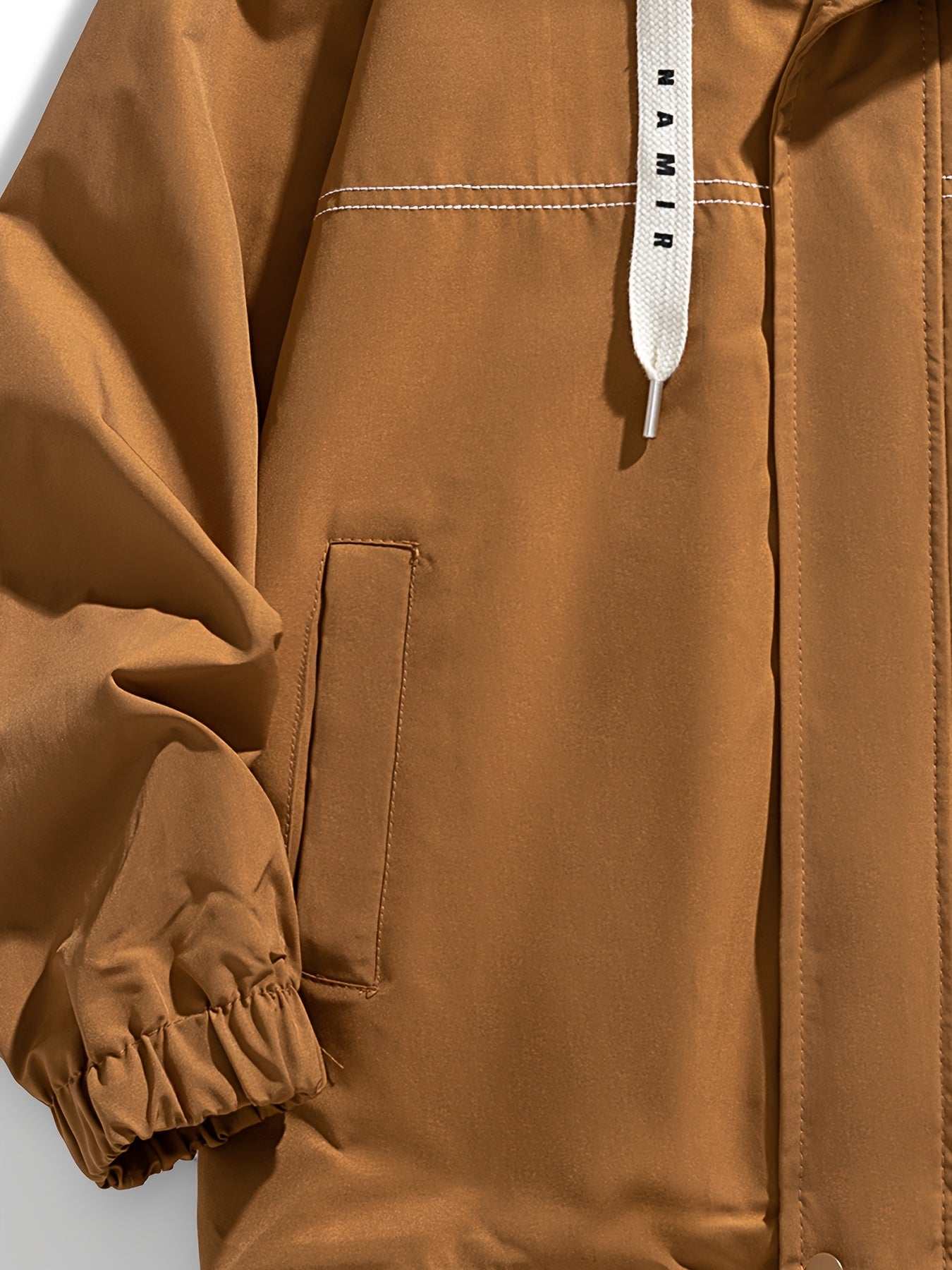 Erkaklar uchun rangli blok dizayni, kapüşon, mansetlar va fermuarlı cho'ntaklari bo'lgan zamonaviy shamol o'tkazmaydigan kurtka, polyesterdan tayyorlangan, kuz/qish mavsumida erkin kiyinish uchun.