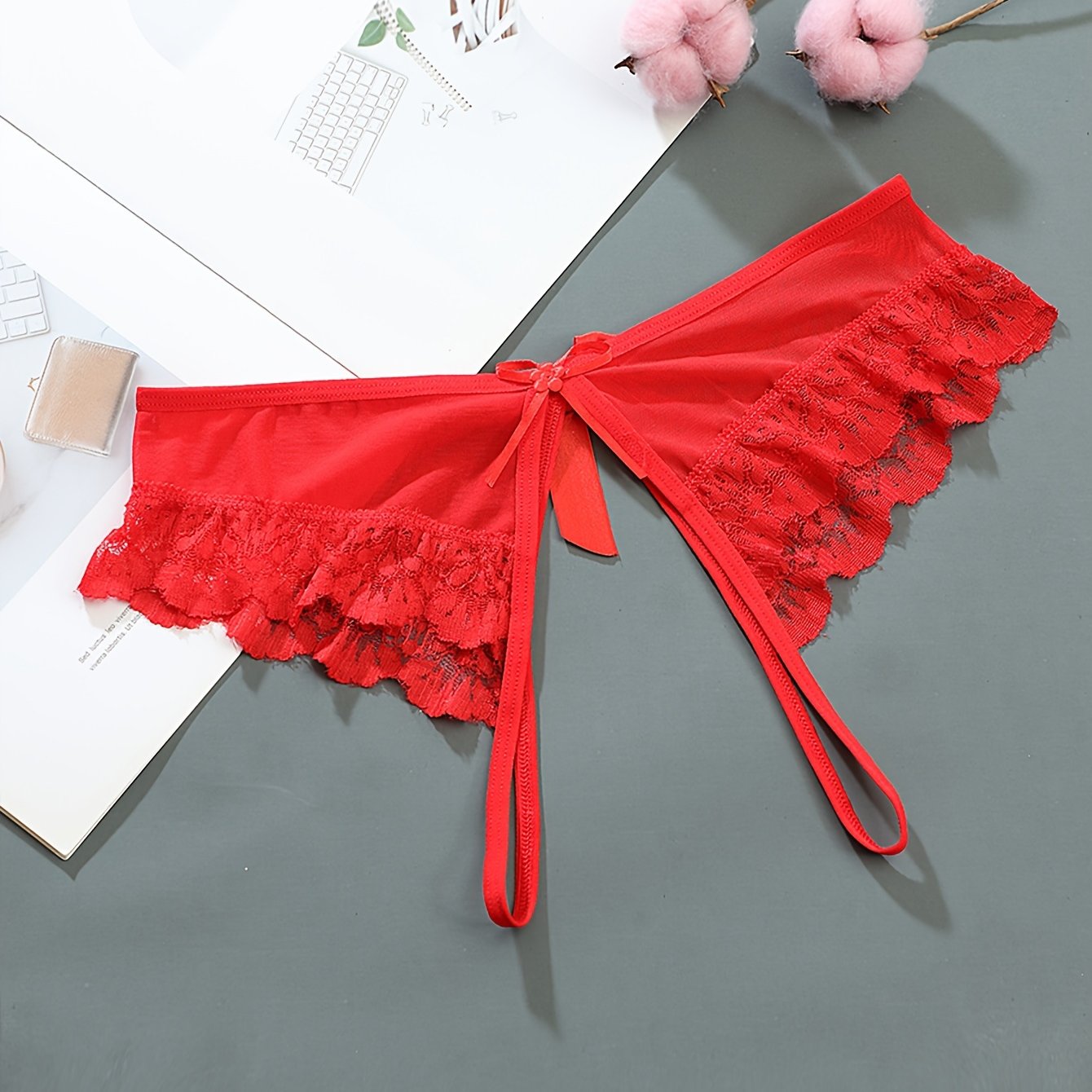 Shaffof dantel thong ichki kiyim, ochiq qorinli, past bel dizayni. 90% poliamid va 10% elastan to'qimachilik matosidan tayyorlangan, og'irligi 111 gsm.