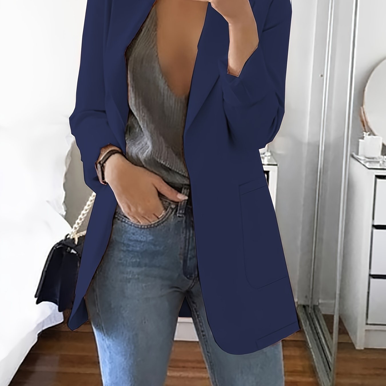 Ayollar uchun bir rangli polyester blazer, uzun yengli, tugmasiz va cho'ntakli. Bahor, yoz yoki kuzda ofis yoki norasmiy kiyim uchun mos.