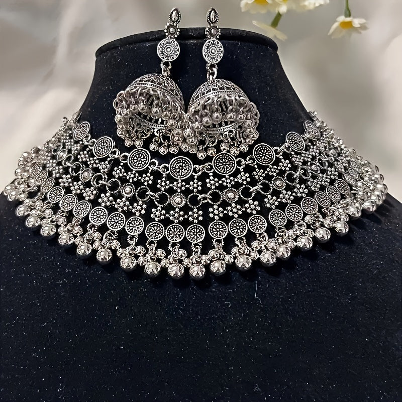 Qadimiy Bollywood ilhomlangan zargarlik to'plami, qabilaviy, O'rta Sharq dizaynlarini o'z ichiga oladi - lantern uslubidagi sirg'alar va har kuni kiyish uchun ham, bayramlar uchun ham mukammal bo'lgan marjonlar.