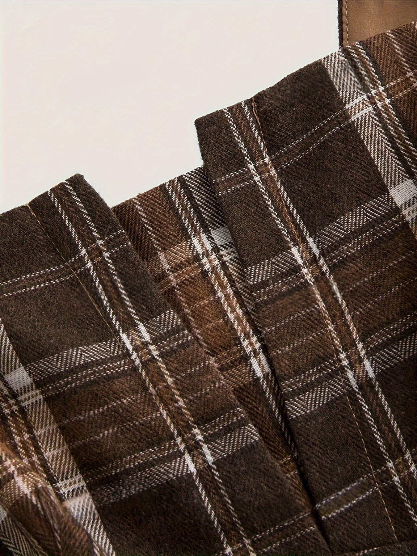 Взрослое платье в клетку длинное с открытыми плечами и сборчатыми деталями