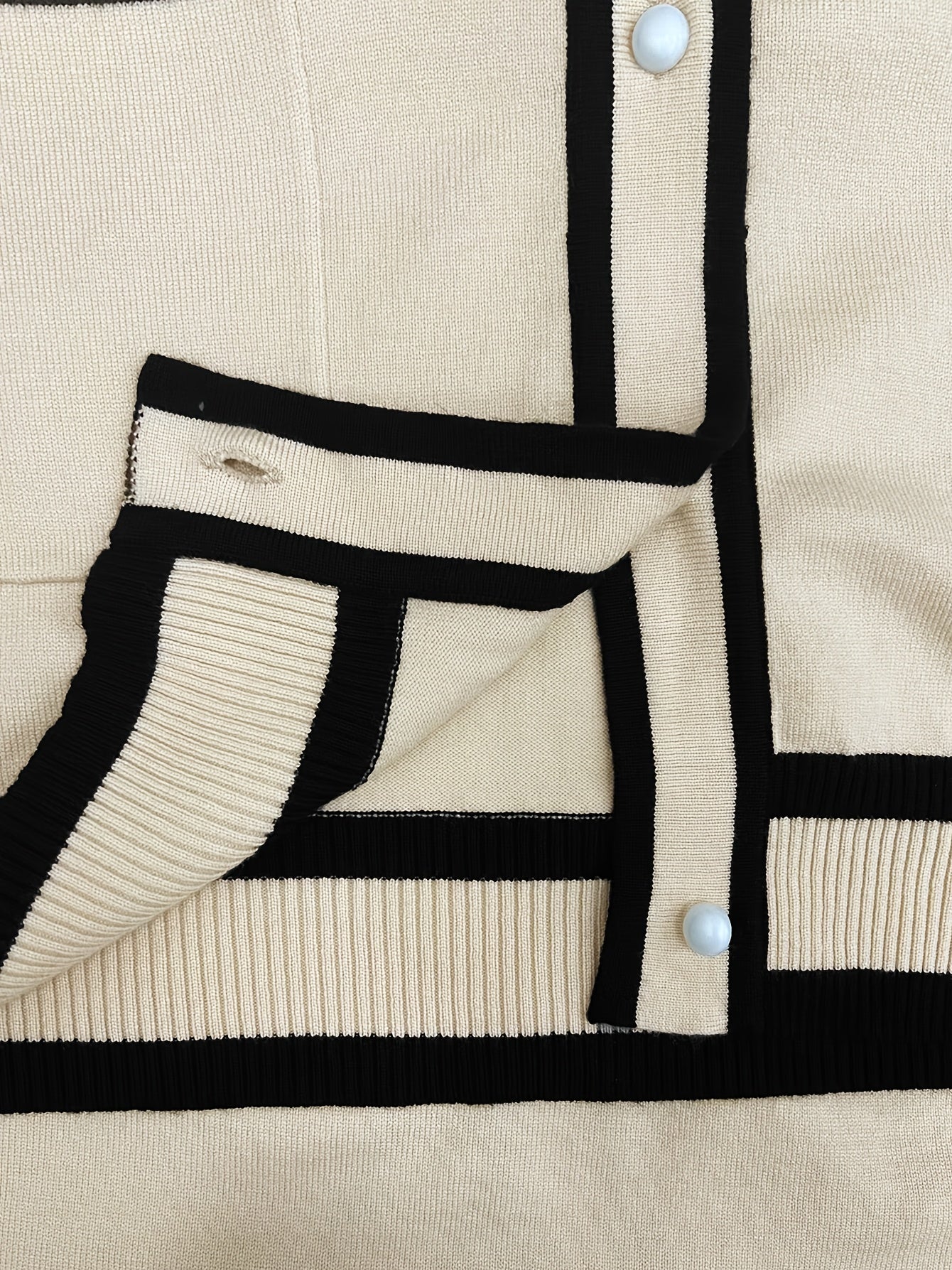 Cárdigan de mujer talla grande en negro y blanco con botones de perlas