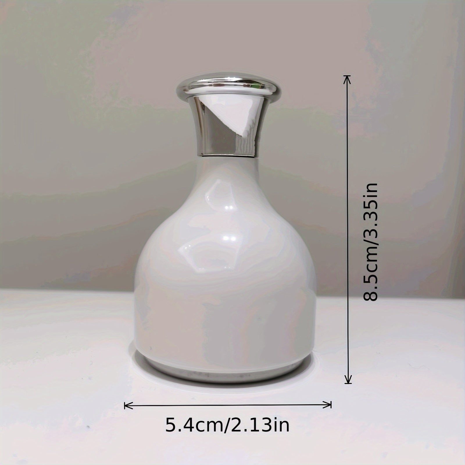 Мини-устройство для льдового компресса для лица, тонизирования и массажа, уменьшает поры и успокаивает кожу, беспроводное с индивидуальным конденсационным материалом, элегантный белый дизайн.