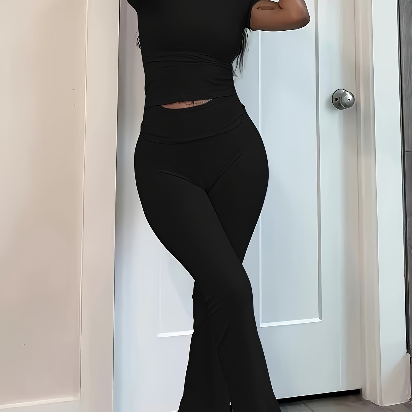 Qisqa yengli krujka bo'yinli, yig'ilgan shimlar bilan ayollar uchun dam olish kiyimlari to'plami