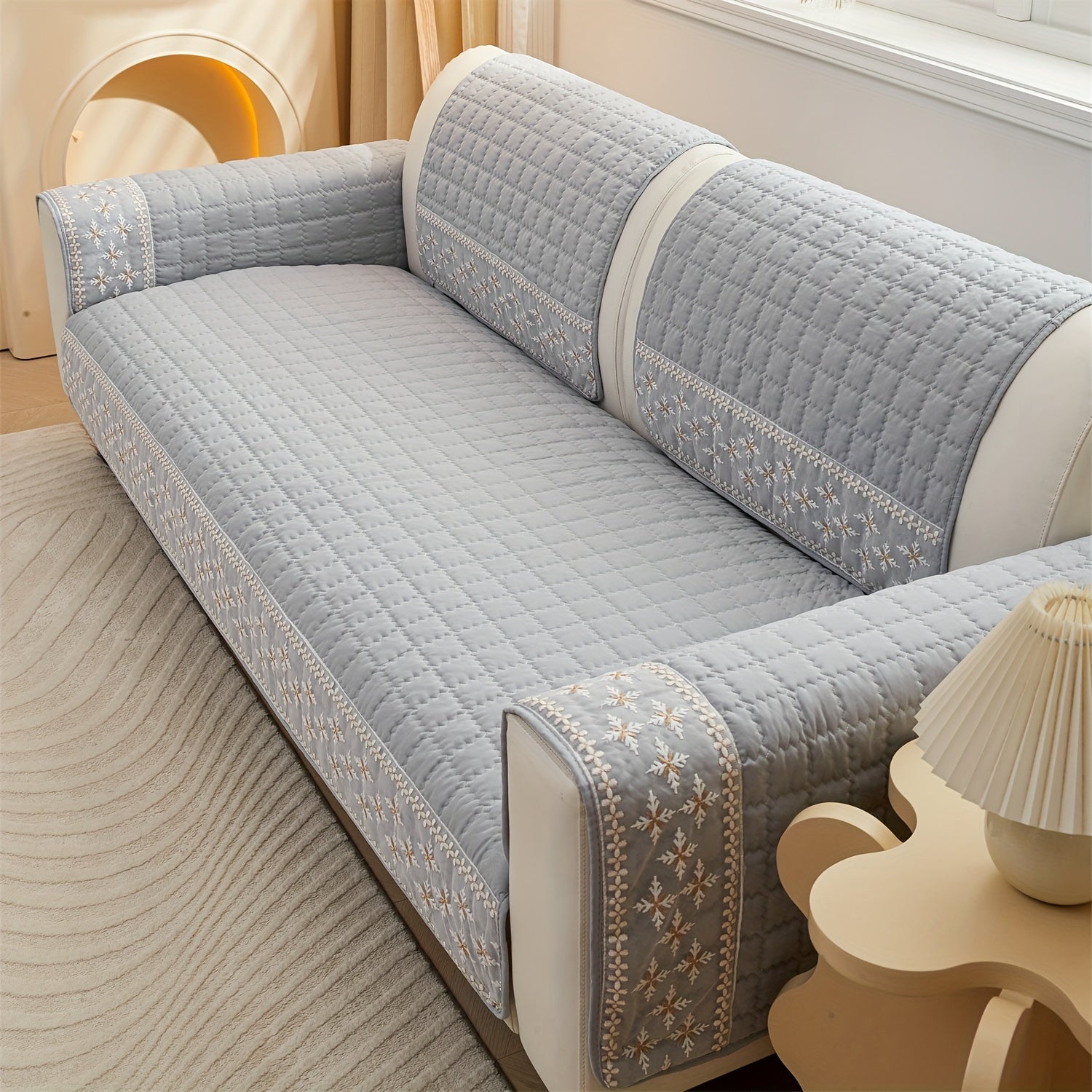 Qor to'pi dantel bezakli va sirpanishga qarshi orqa qoplamali vafli tikuvli divan qoplamasi.