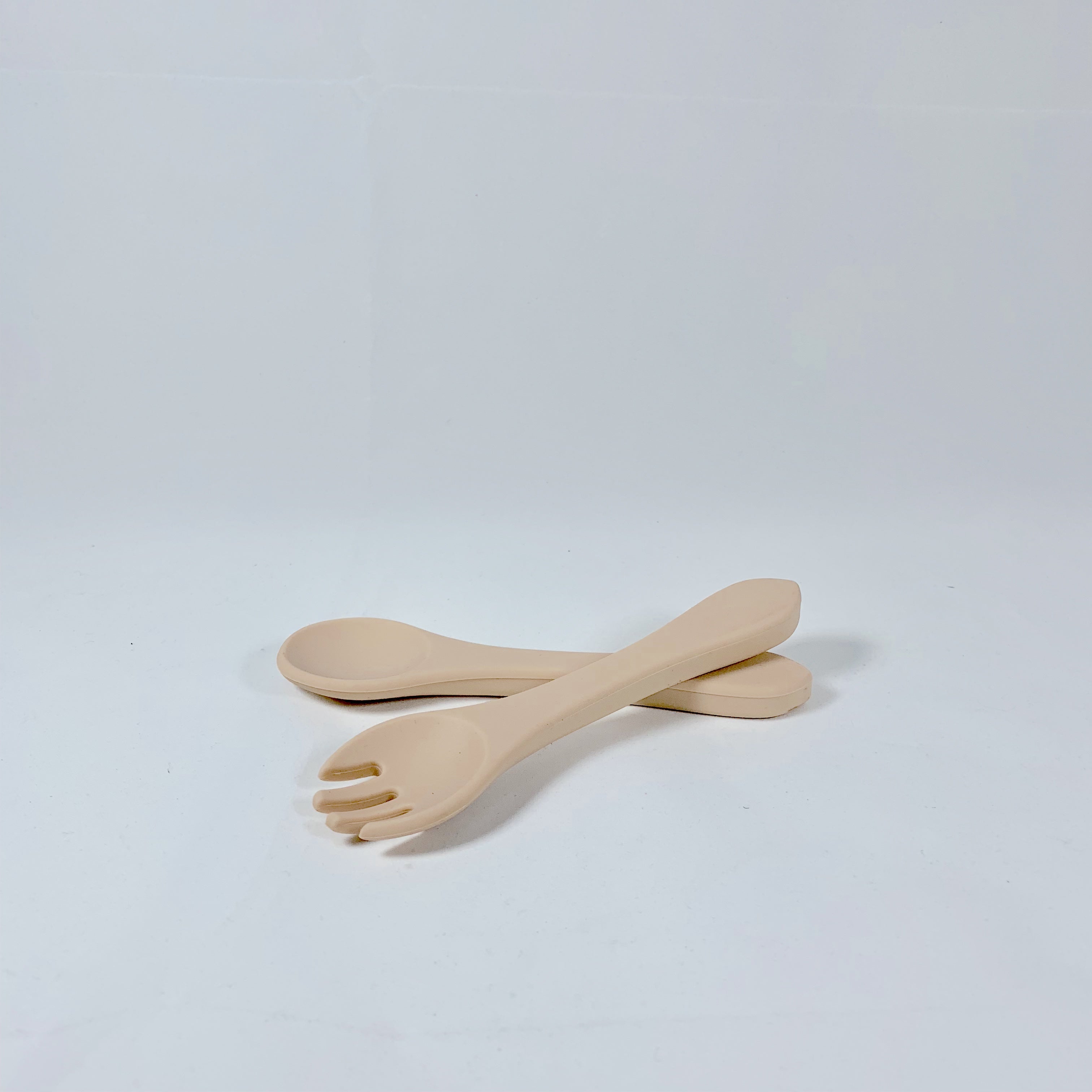 Детский набор столовых приборов с силиконовой вилкой и ложкой, идеален для кормления младенцев.