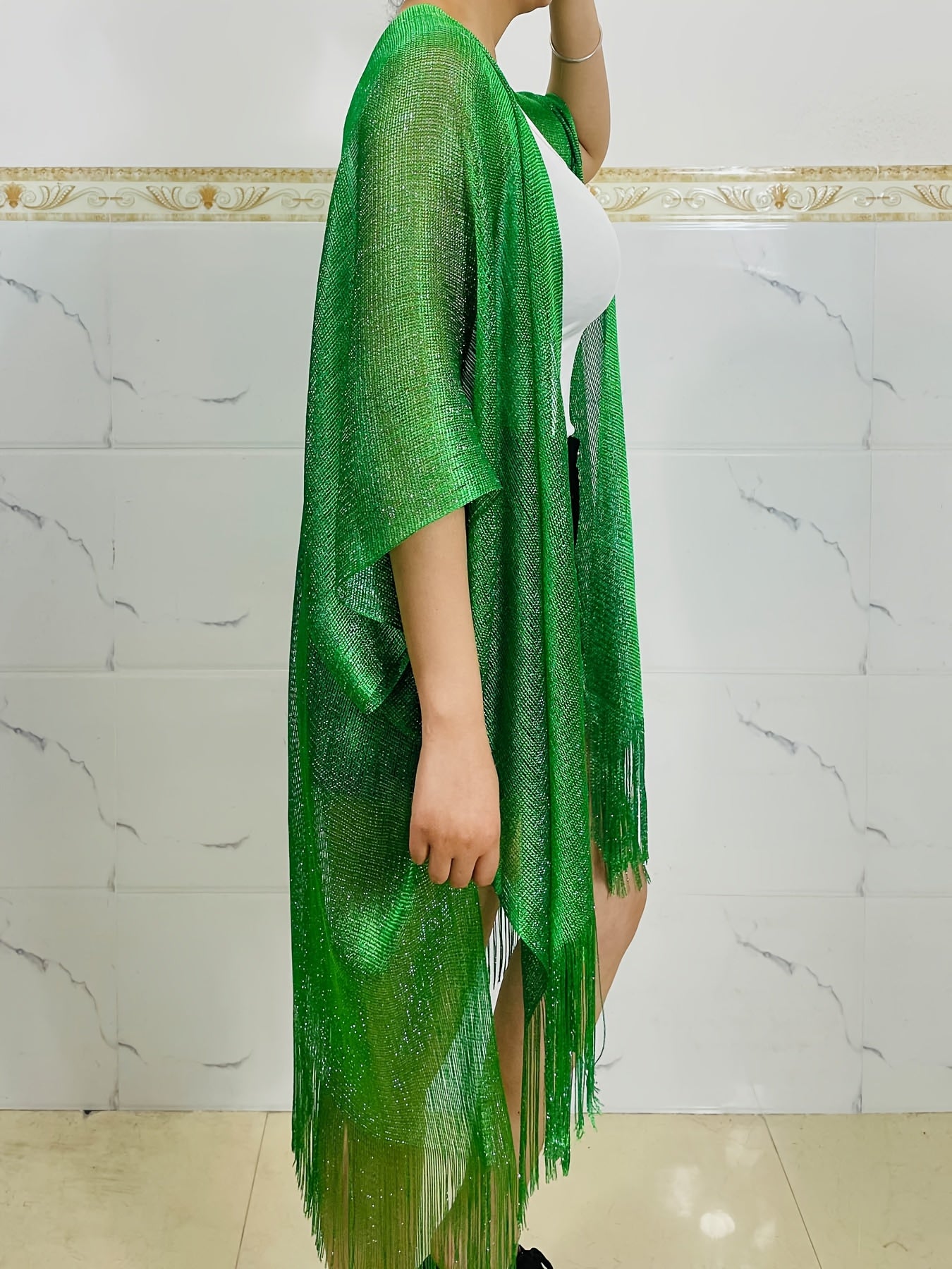 Ayollar uchun kattaroq hajmda shaffof, engil sharf va shalv, tassellar bilan, bahor va yoz uchun