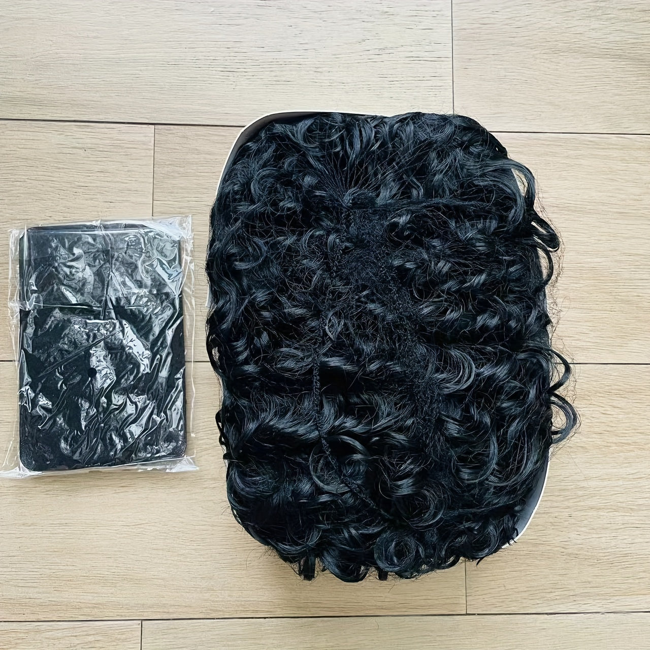 Polineziya afsonasi Maui qahramoni ilhomlangan qora rangdagi burma parik, uzun jingalak issiqqa chidamli tolalar, kostyum o'ynash va anime cosplay uchun mukammal. To'r parik qopqog'i to'plami bilan birga keladi, uzunligi 45.72 sm.