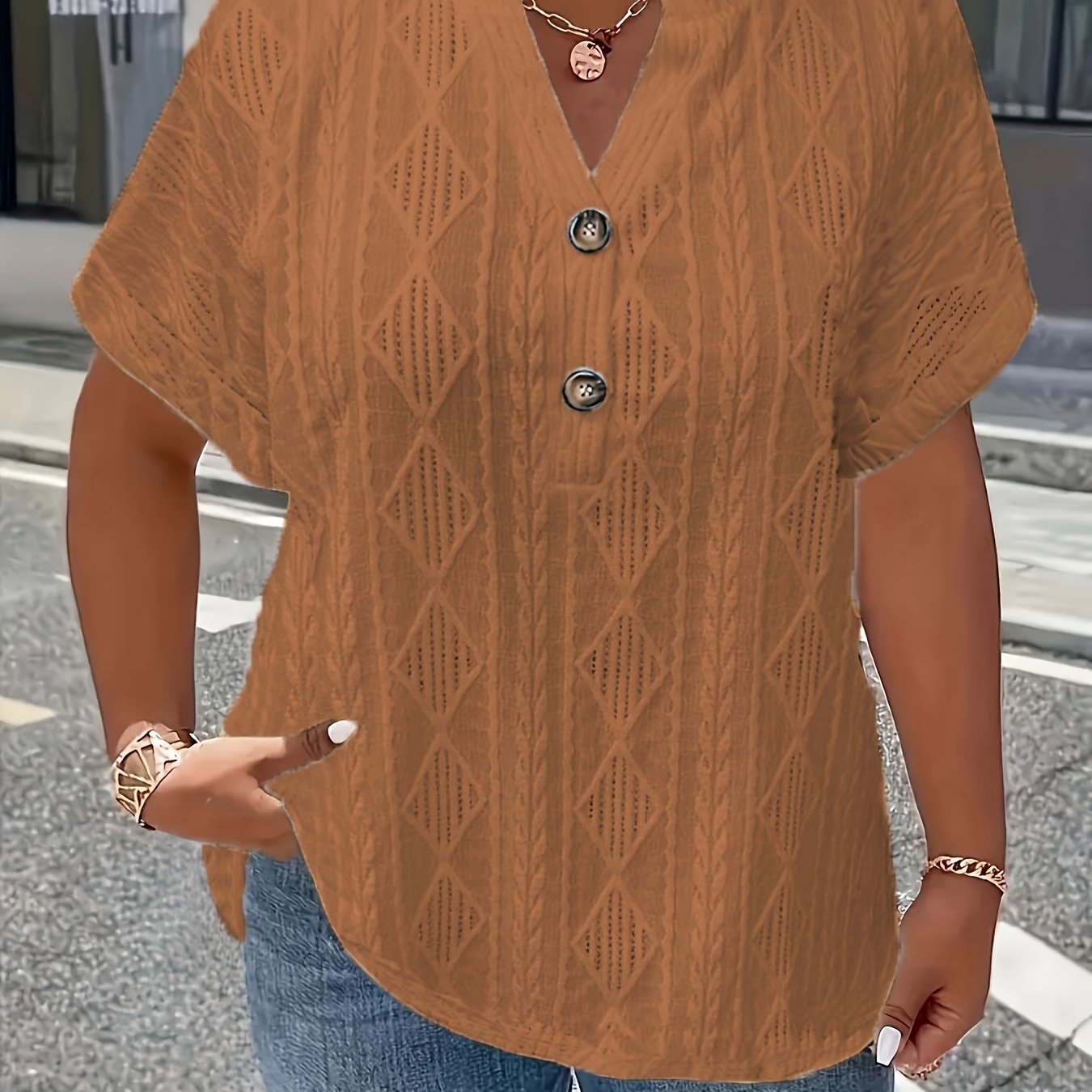 Plus o'lcham ayollar uchun yengil yashil jacquard V-shakli bo'yinli qisqa yengli bluz