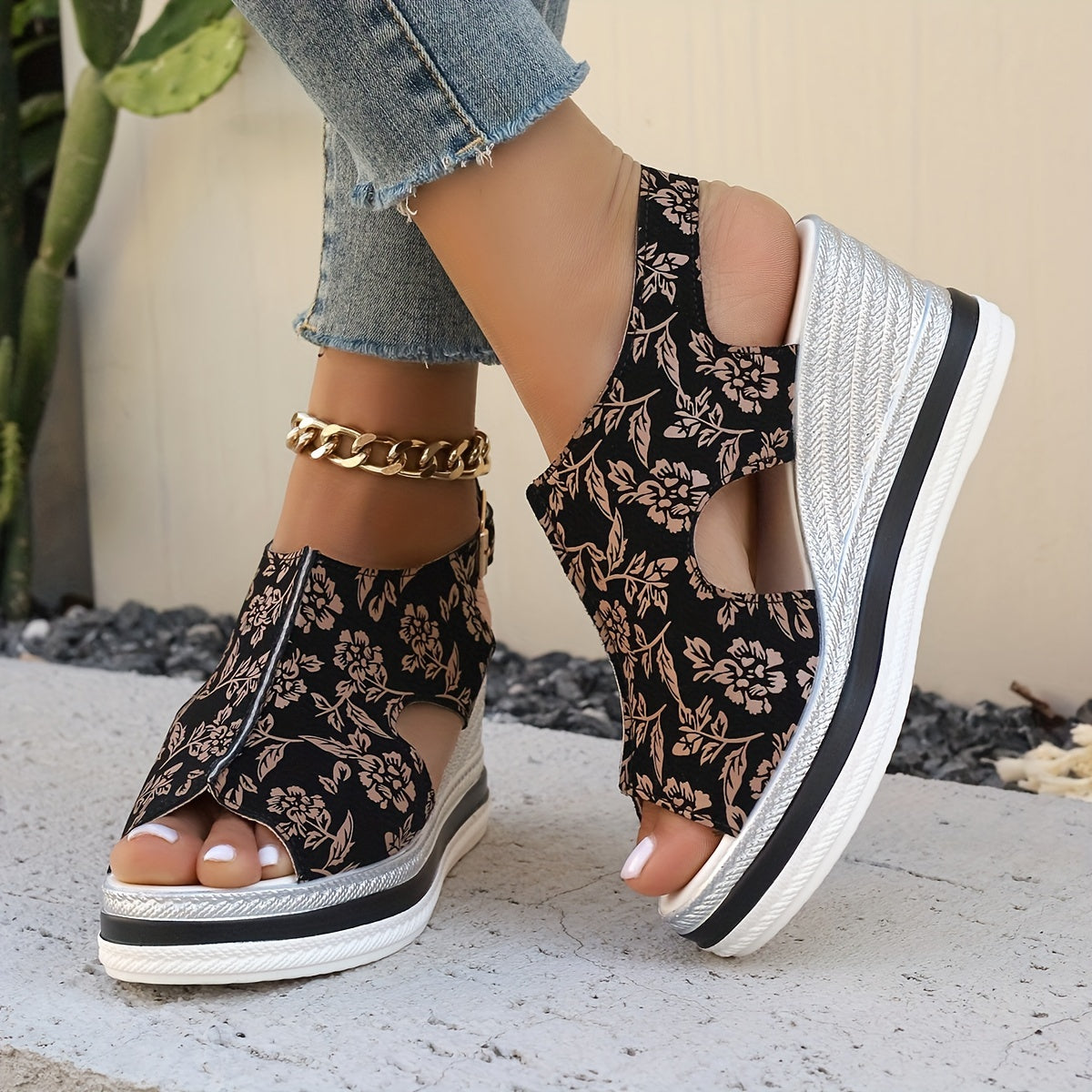 Новые сандалии с толстой подошвой и wedge-каблуком в виде рыбьего рта.