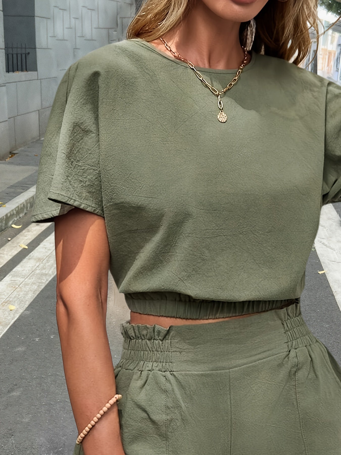 Кэжуальный комплект из топа и шорт для женщин на весну-лето 2024