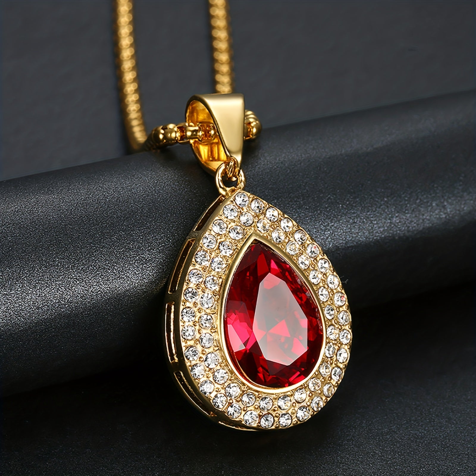 Zargarlik to'plamidagi ajoyib zanglamas po'latdan yasalgan suv tomchisi pandantli marjon, porloq kubik zirkoniy bilan bezatilgan - hashamatli va romantik ayollar to'y ko'rinishi uchun mukammal, maxsus kunda kelin uchun ideal.