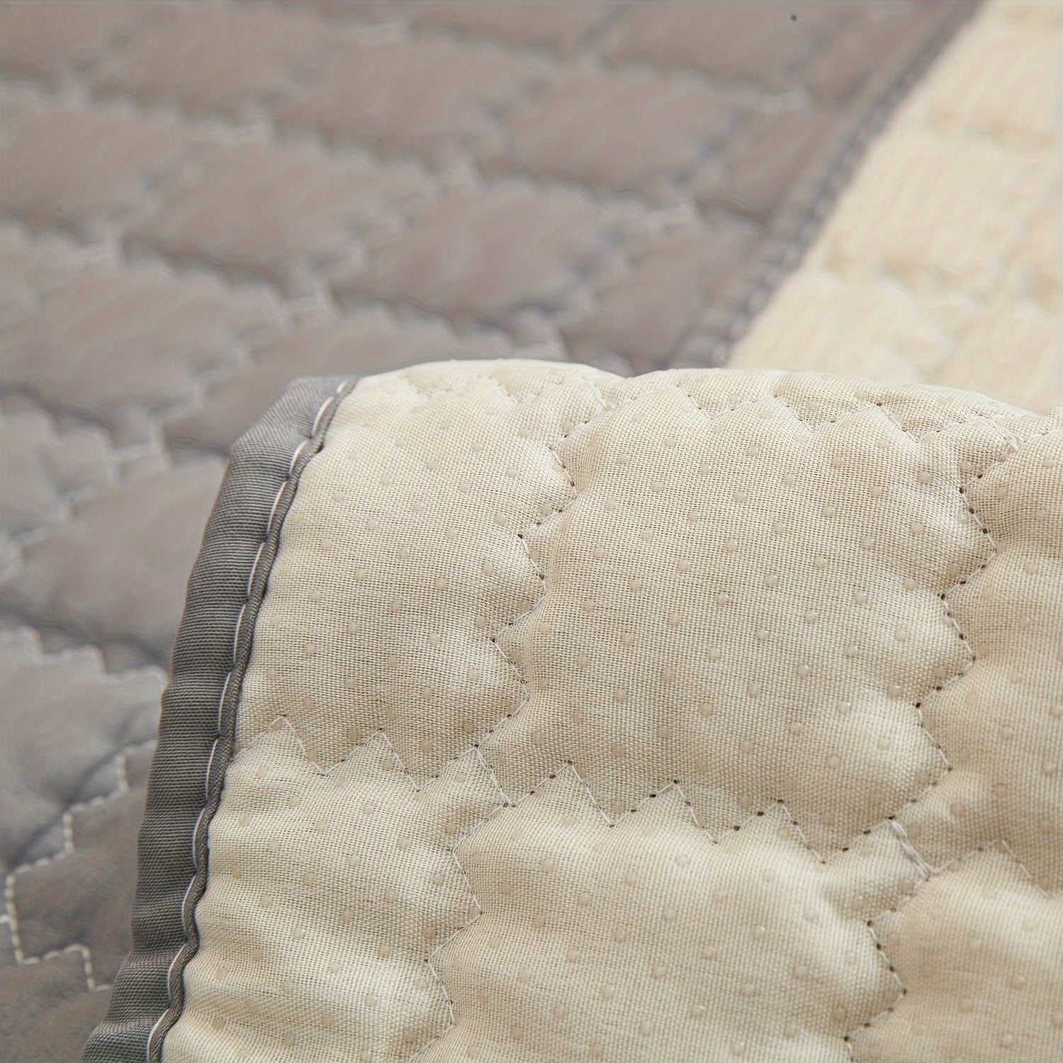 Qor to'pi dantel bezakli va sirpanishga qarshi orqa qoplamali vafli tikuvli divan qoplamasi.