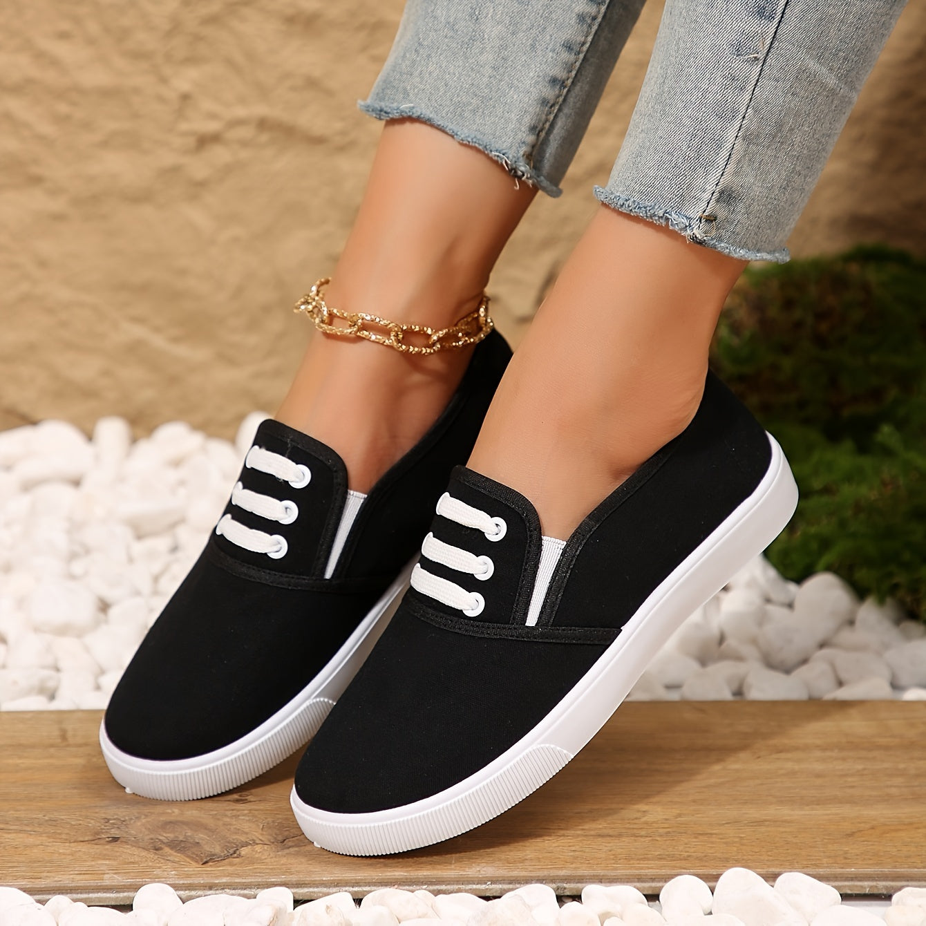 Ayollar uchun yengil oq slip-on kanvas krossovkalar, yumshoq taglik va minimalist dizayn bilan.