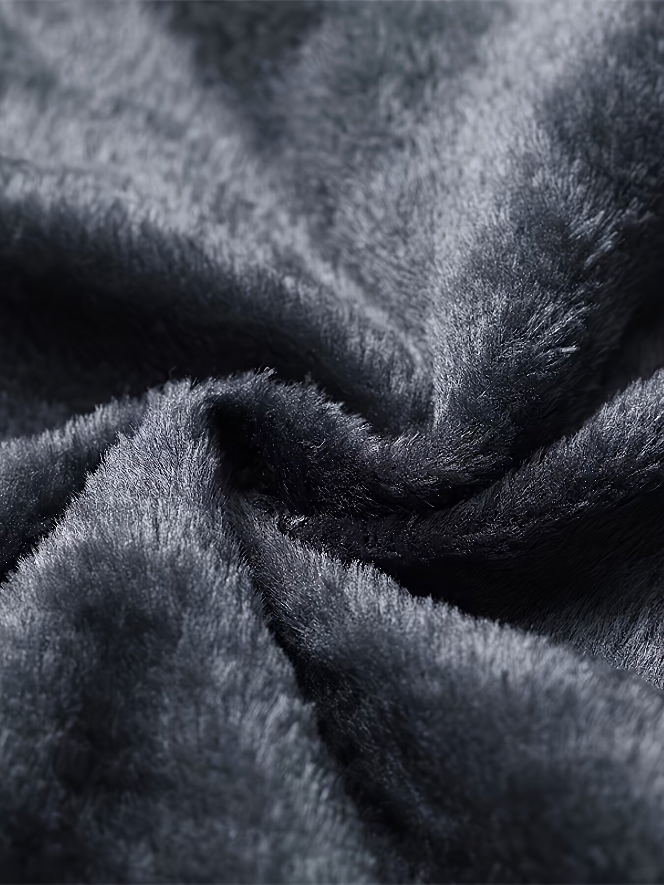 Erkaklar uchun izolyatsiyalangan qishki shamol o'tkazmaydigan kurtka - Fleece bilan qoplangan, suv o'tkazmaydigan va shamol o'tkazmaydigan, kapüşonli, zipli cho'ntaklar bilan, qora va kulrang, sovuq ob-havo uchun tasodifiy uslub.