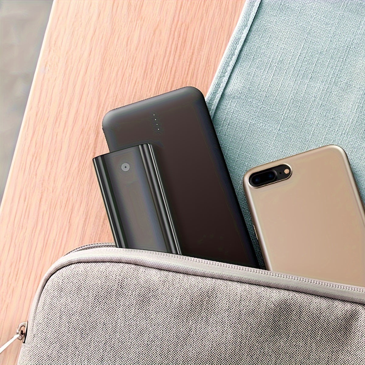 Портативный комплект для чистки экранов телефонов и компьютеров, включает в себя распылитель и инструмент для протирания, а также набор тряпок. Чистящее средство не включено.