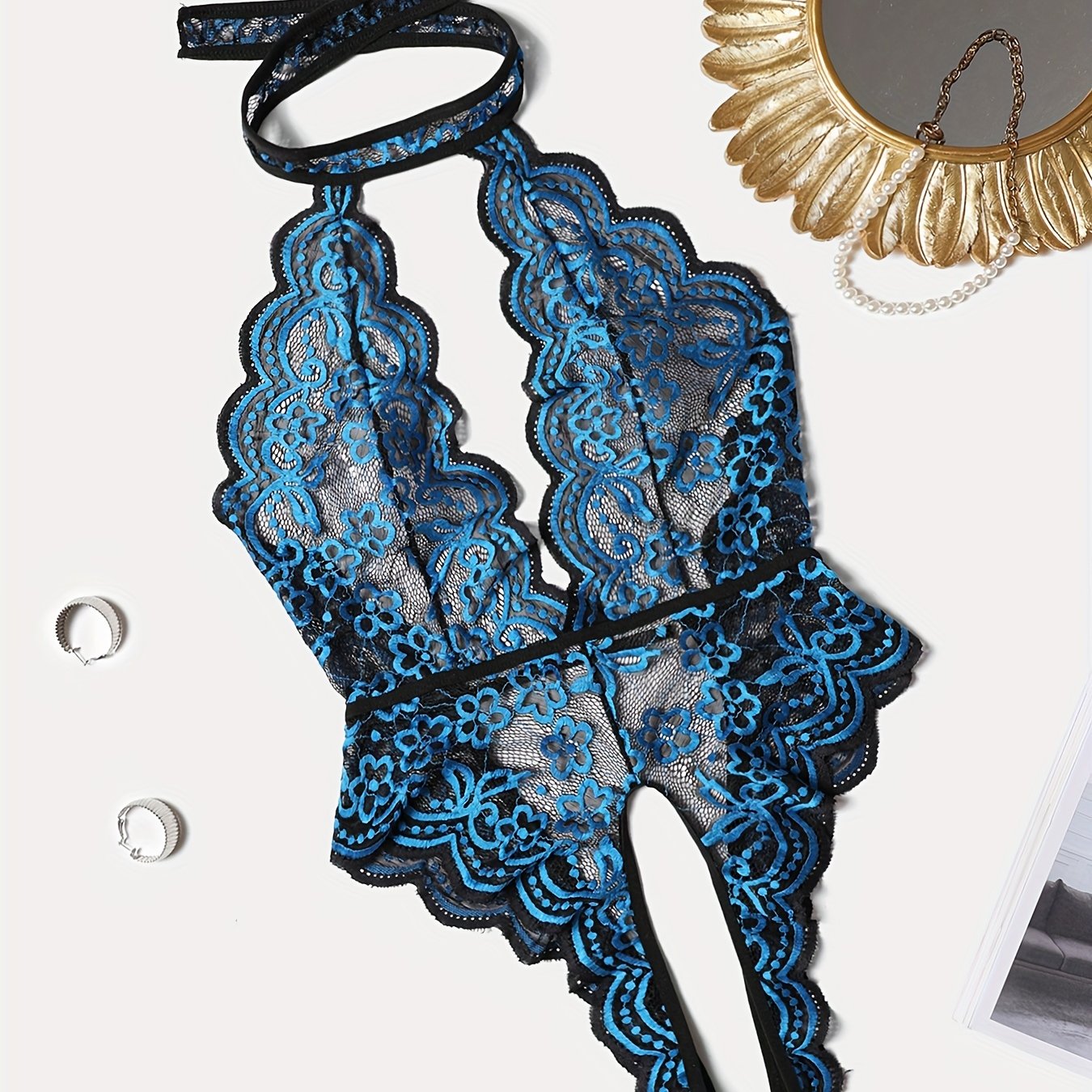 Jozibali kadife ichki kiyim, chuqur V-shakl va ochiq orqa dizayni bilan.