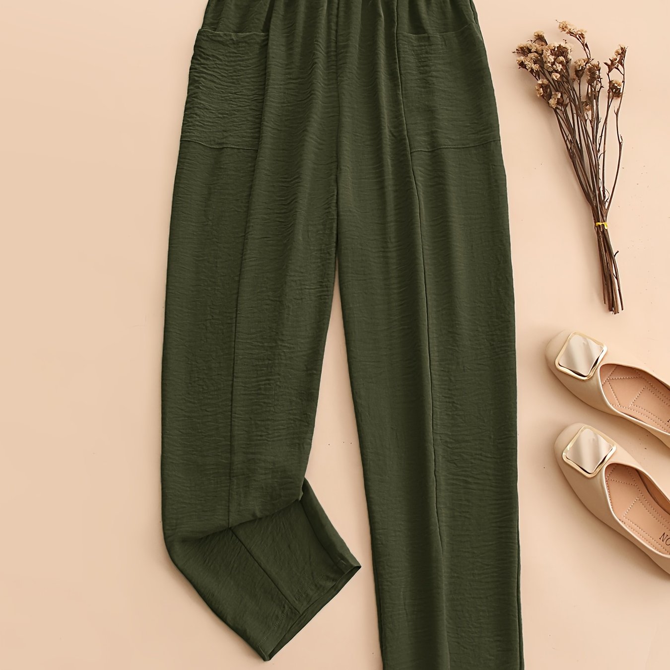 Ayollar uchun cho'zilgan cho'ntakli jigarrang harem shimlar. Elastik bel, keng kesim va mashinada yuvish mumkin. Har mavsumda qulaylik uchun tasodifiy polyesterdan tayyorlangan. Keng oyoqli shimlar uchun kiyim zaruriyati.