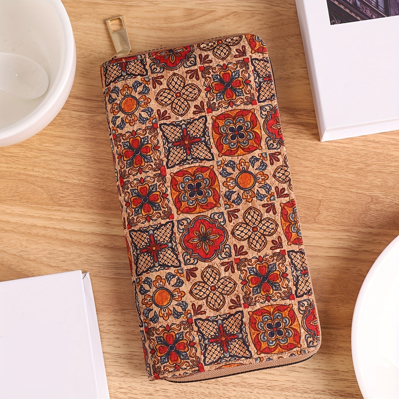 Ayollar uchun vegan teridan yasalgan gullar printi bilan bezatilgan hamyon, clutch tangalar sumkasi va soxta yog'och kredit karta ushlagichi.