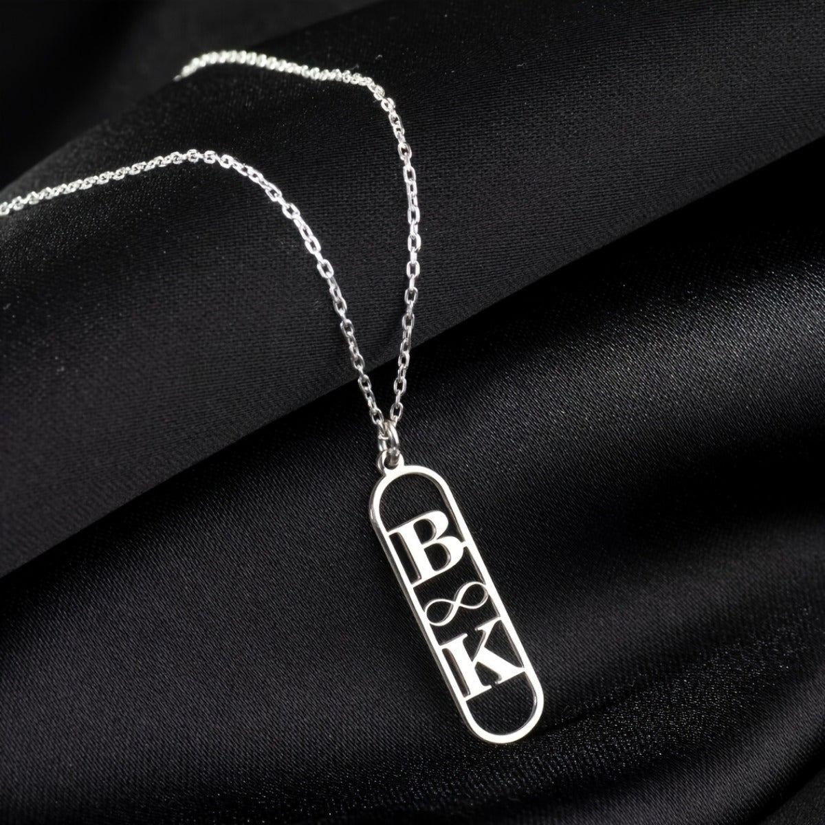 Chiroyli zanglamas po'latdan yasalgan cheksiz marjon, maxsus bosh harflar bilan o'yilgan - zamonaviy ism plitkasi, ayollar uchun ideal sovg'a, 18K oltin qoplama, har qanday holat uchun mos, har kuni va maxsus tadbirlar uchun.