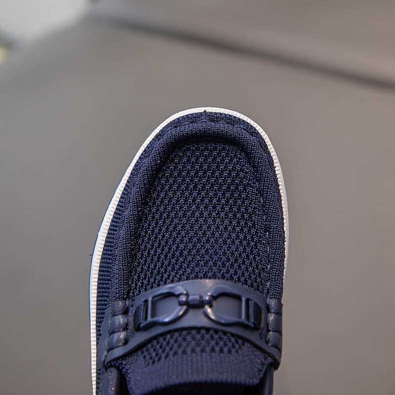 Erkaklar uchun slip-on loafers nafas oladigan mato, engil dizayn, dumaloq barmoq, past yuqori, TPR taglik bilan ajralib turadi. Kundalik va biznes kiyimlari uchun mos bo'lib, minimalist uslubda har kuni qulaylik ta'minlaydi.