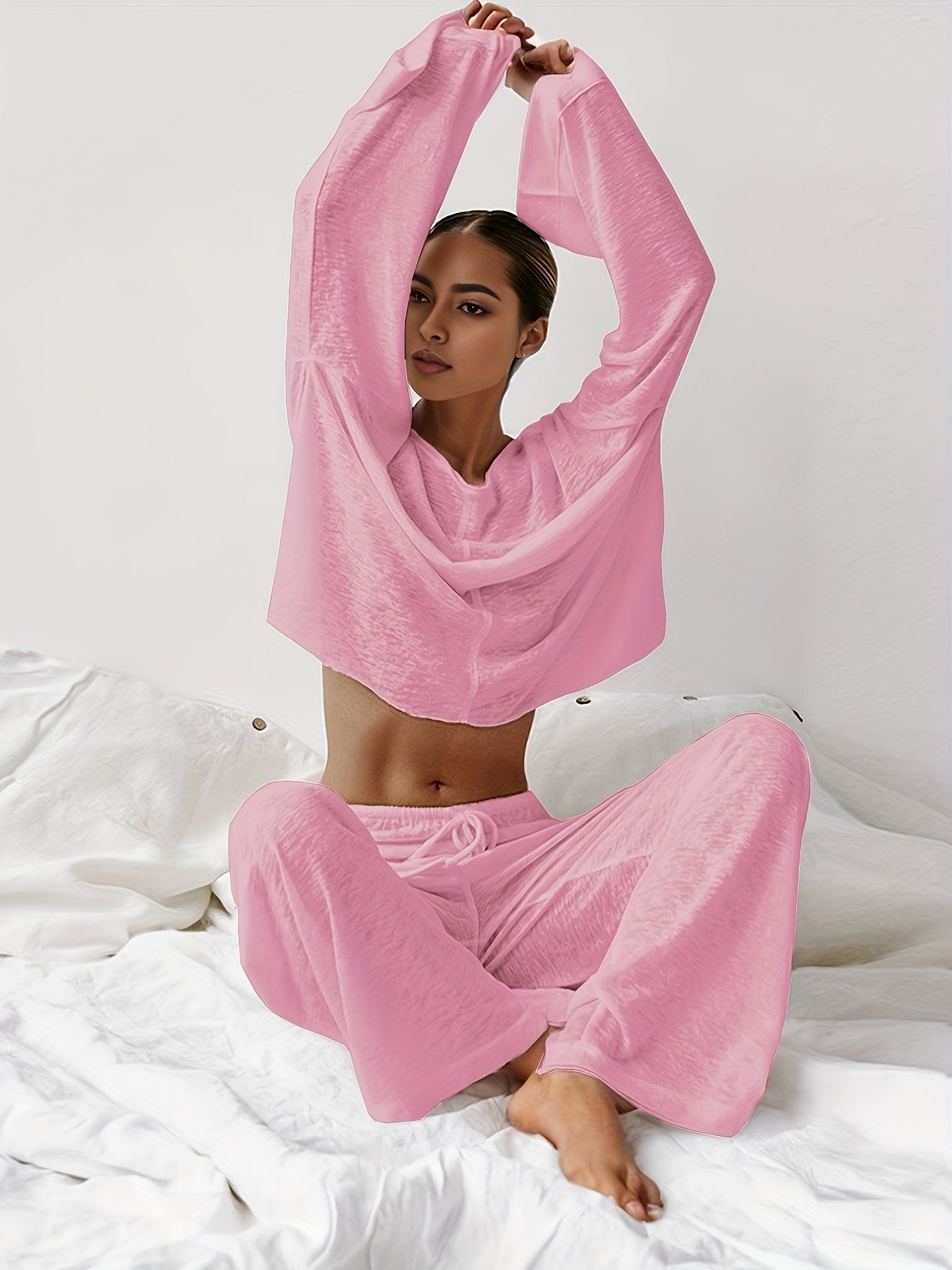 Комплект из двух предметов свободной домашней одежды для женщин, изготовленный из микропрозрачной ткани, с круглым вырезом, длинными рукавами и брюками.
