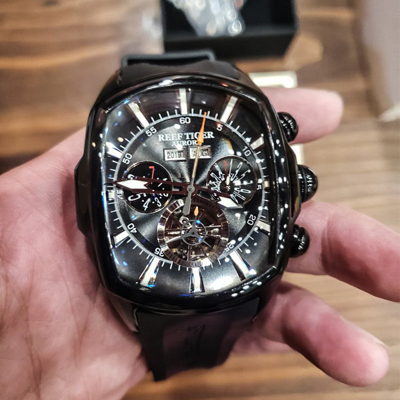 Reef Tiger Lüks Erkaklar Mexanik Tourbillon Soati, ko'k dial, zanglamas po'latdan yasalgan korpus, silikon tasma, kalendar funksiyasi, avtomatik qaytargich, sport dizayni RGA3069, norasmiy foydalanish uchun mos.