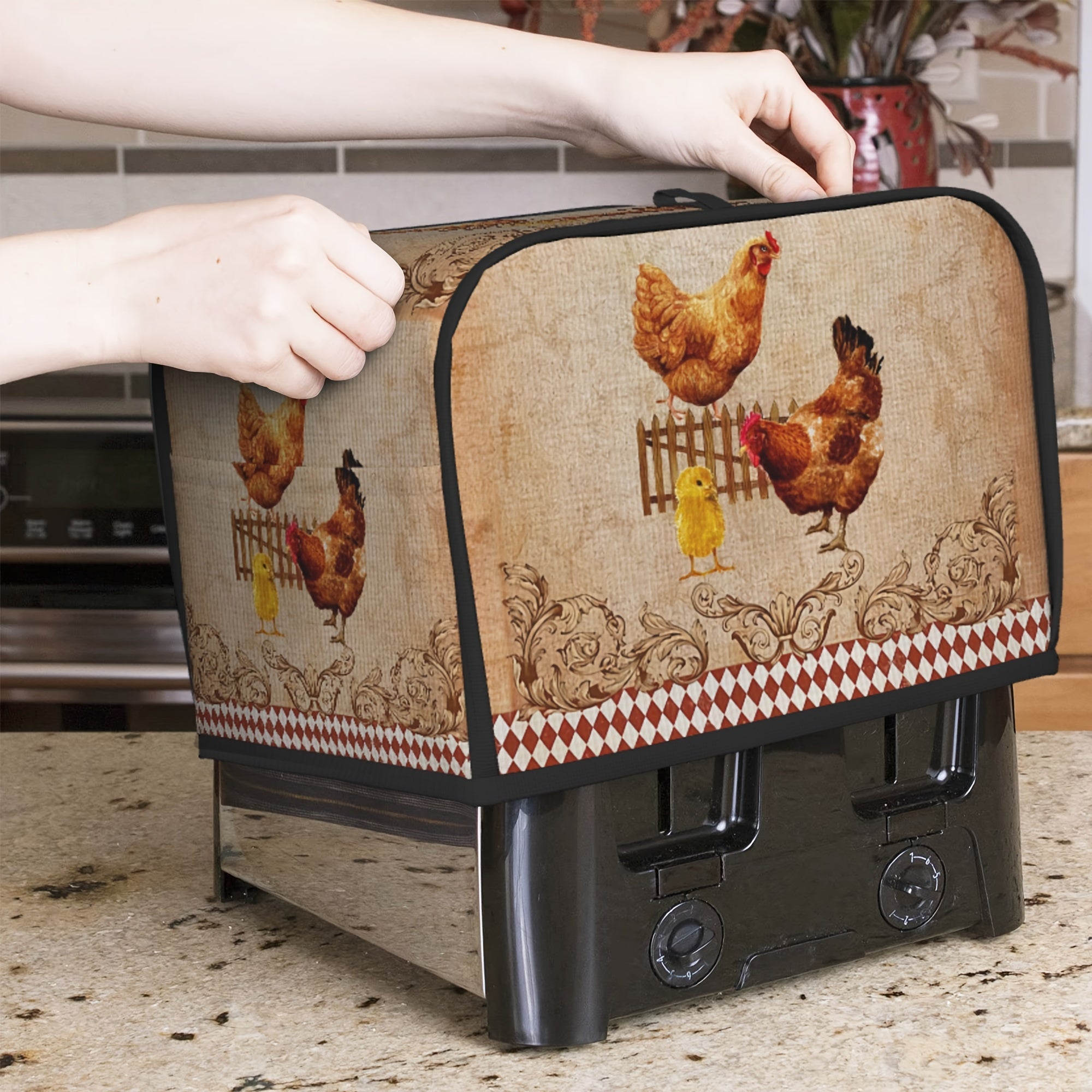 Bir dona Vintage Rooster Print Toaster Cover va ikki dona Wide Slot Toaster Cover. Ushbu zamonaviy qopqoqchalar kichik oshxona jihozlaringizni himoya qilish va ularni toza saqlash uchun mo'ljallangan. Ular tozalash uchun oson va sizning