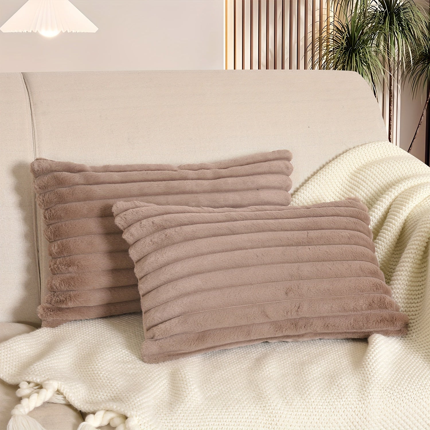 Два роскошных чехла для подушек с полосками из искусственного кроличьего меха бежевого и серого цвета, мягкий велюр с застежкой-молнией, можно стирать в машине, идеально подходят для уютного декора гостиной.