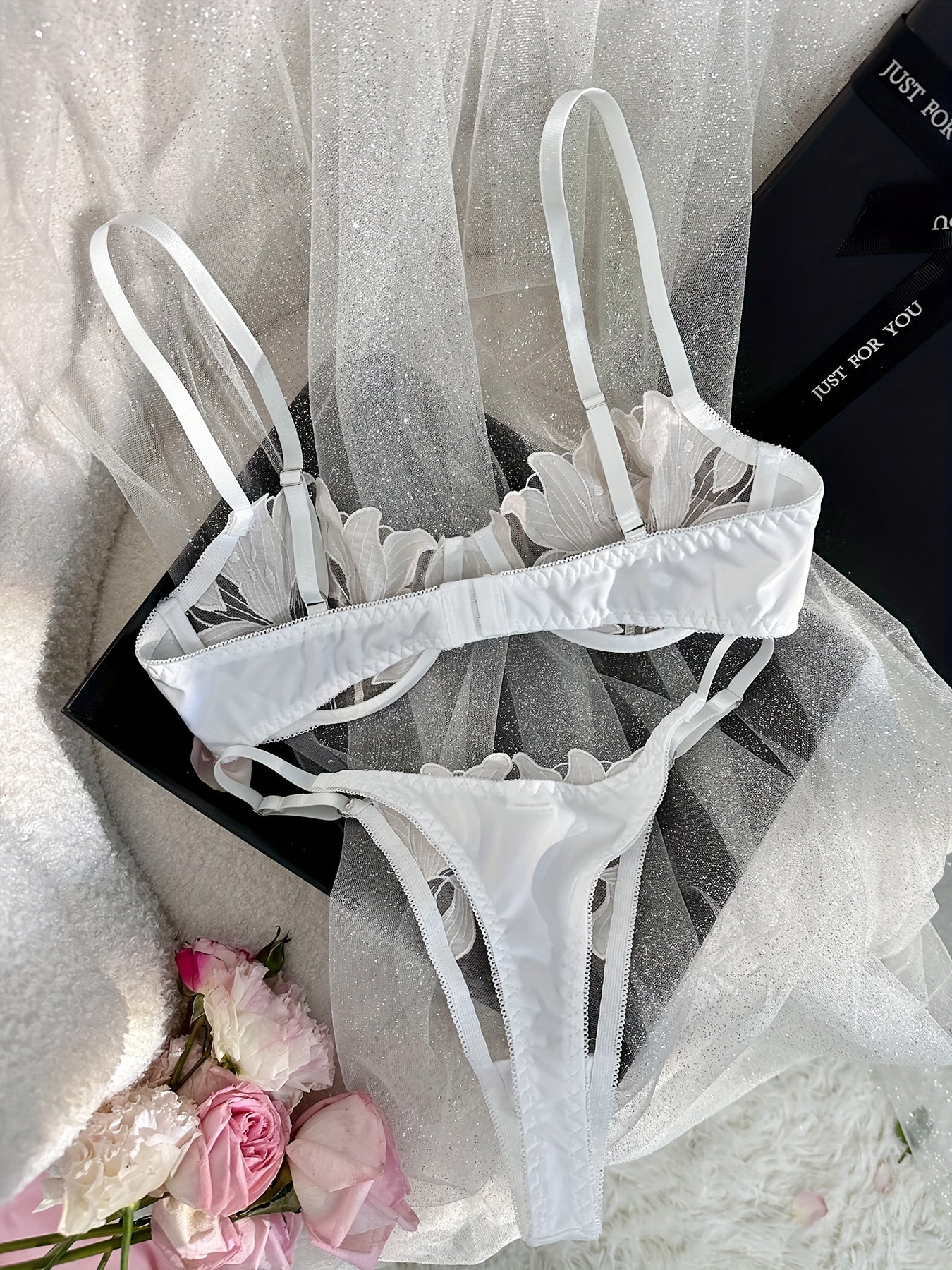 Conjunto de lencería bordada con flores para mujer, sujetador y tanga