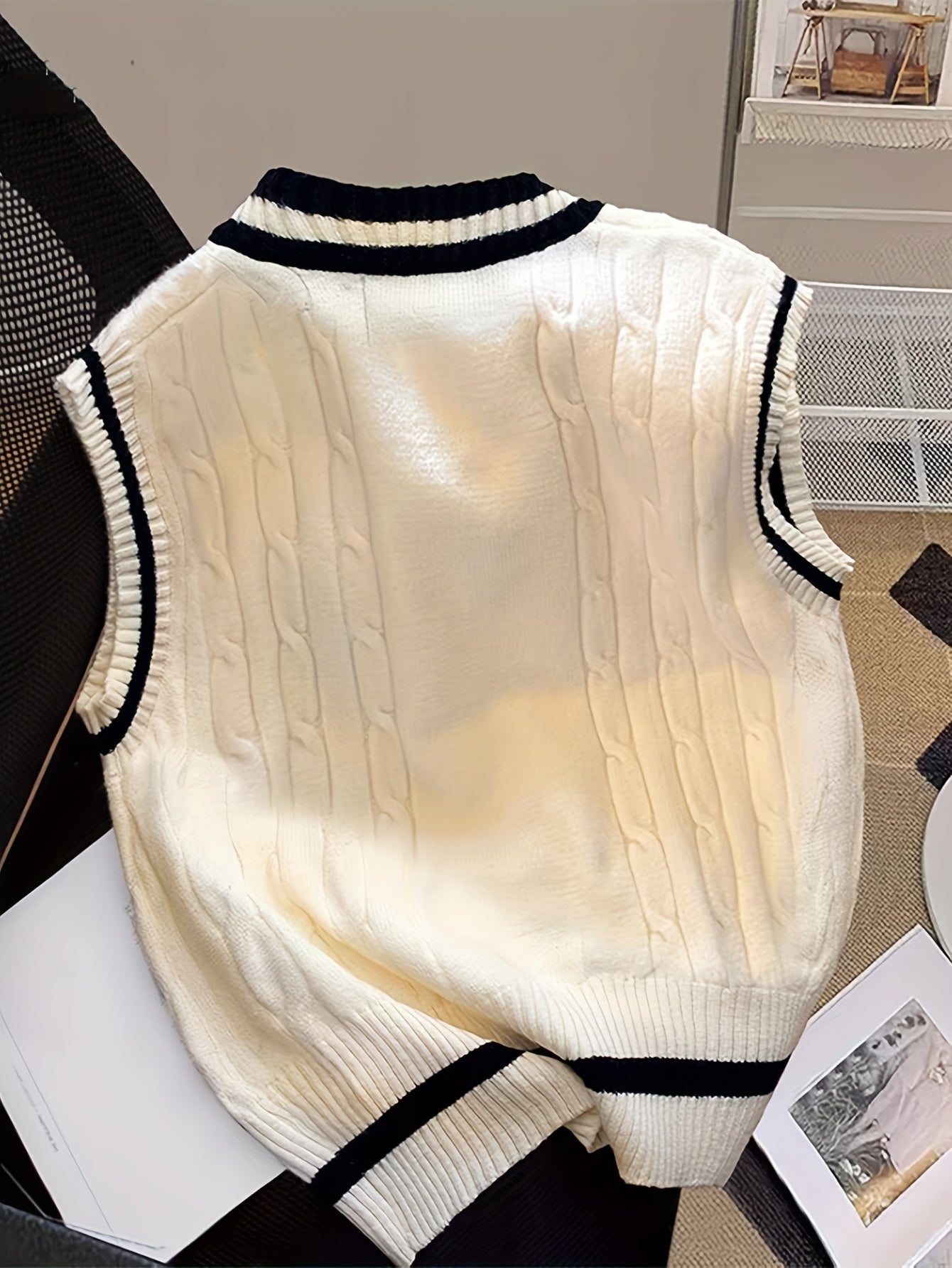 Chaleco de suéter de punto con cuello en V y detalle de insignia, poliéster acrílico, patrón de contraste, para todas las estaciones