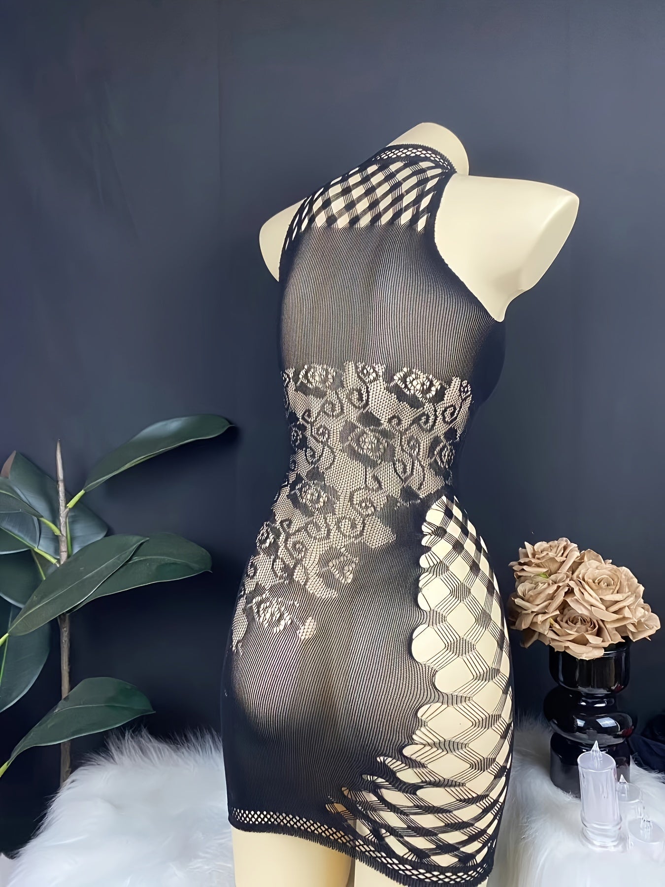 Чёрное платье-обтяжка с кружевным воротником и вырезами из нейлоновой пряжи, идеально подходит для соблазнительного образа в ночном клубе.