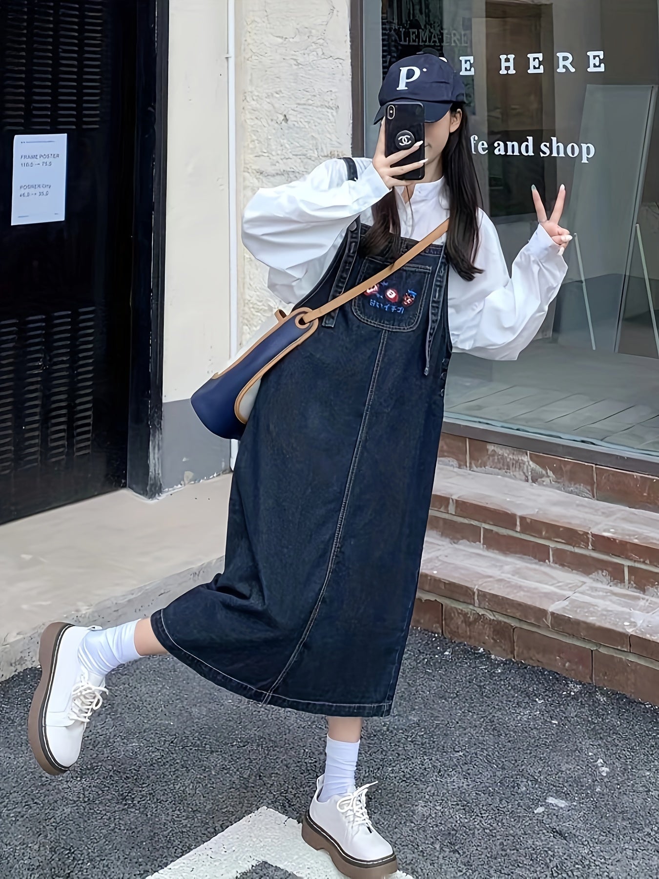 Ayollar uchun qora yuvilgan denim salopet ko'ylagi, chiroyli qulupnay tikuvli cho'ntak, keng kesim va tasodifiy uslub.