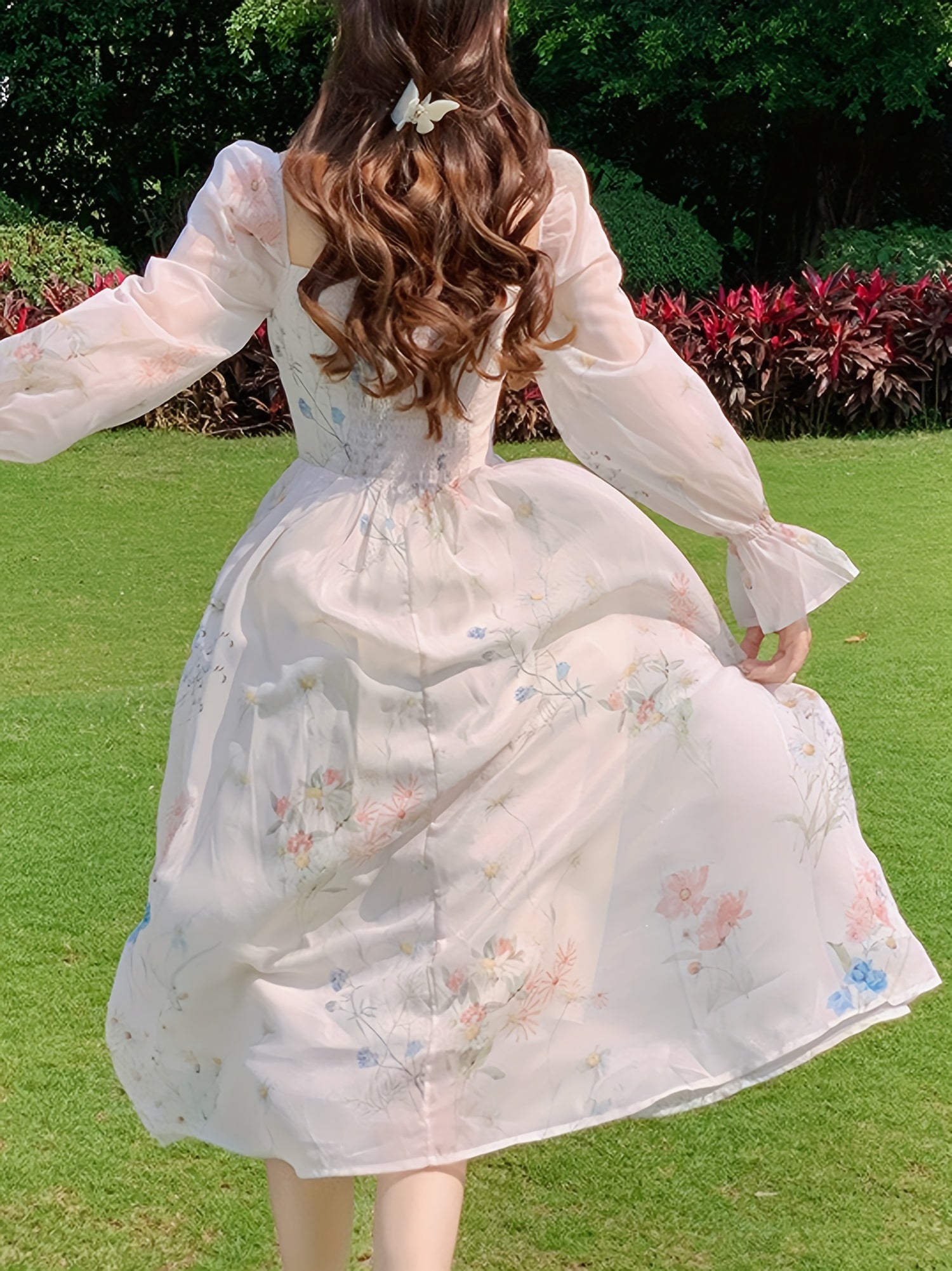 Gul naqshli chiffon materialidan tayyorlangan, qo'ltiq qismi keng midi ko'ylak - barcha fasllar uchun mukammal.