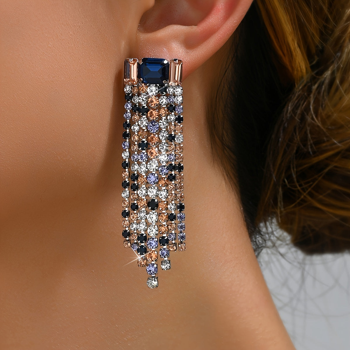 Rangli rhinestone'lar bilan bezatilgan glamurli tassel quloq uzuklari, to'ylar, partiyalar yoki har kuni kiyish uchun ideal