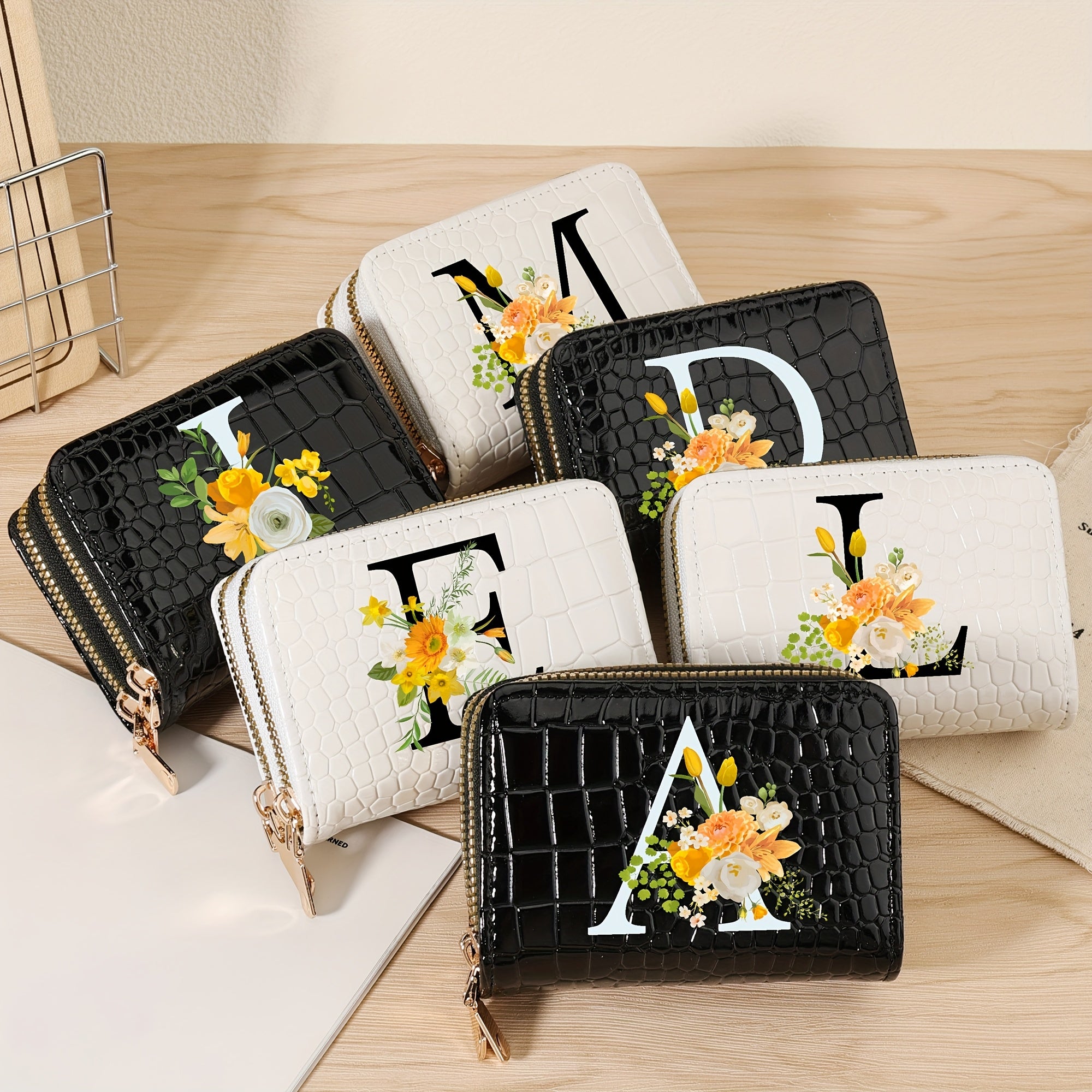 Bir nechta slotlari va zamonaviy fermuari bo'lgan mustahkam kredit karta saqlash sumkasi, maktab, yotoqxona va maktabga qaytish uchun zarur bo'lgan buyumlar uchun.