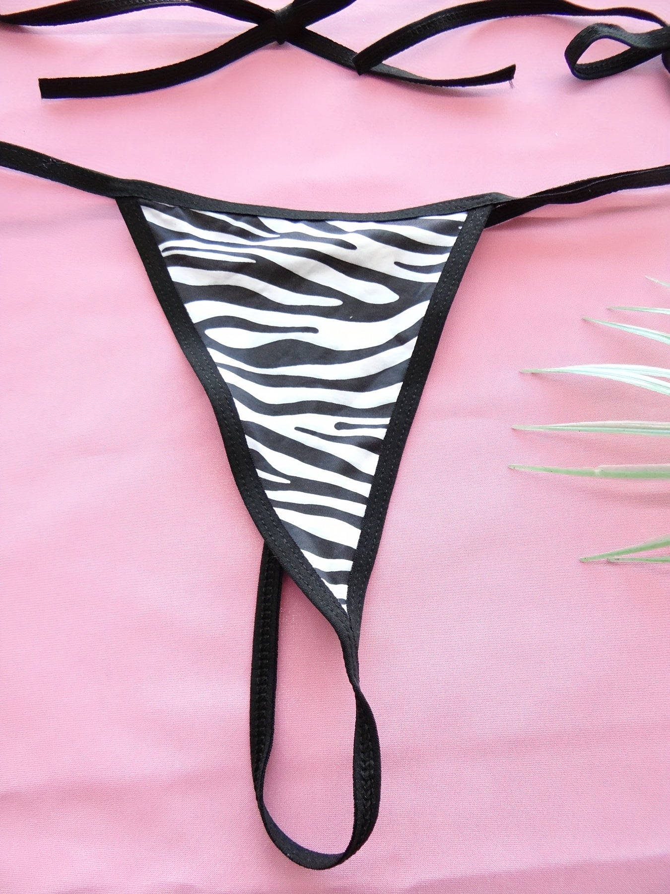 Ayollar uchun zebra naqshidagi bikini S/L o'lchamlarida, qulay moslikda.