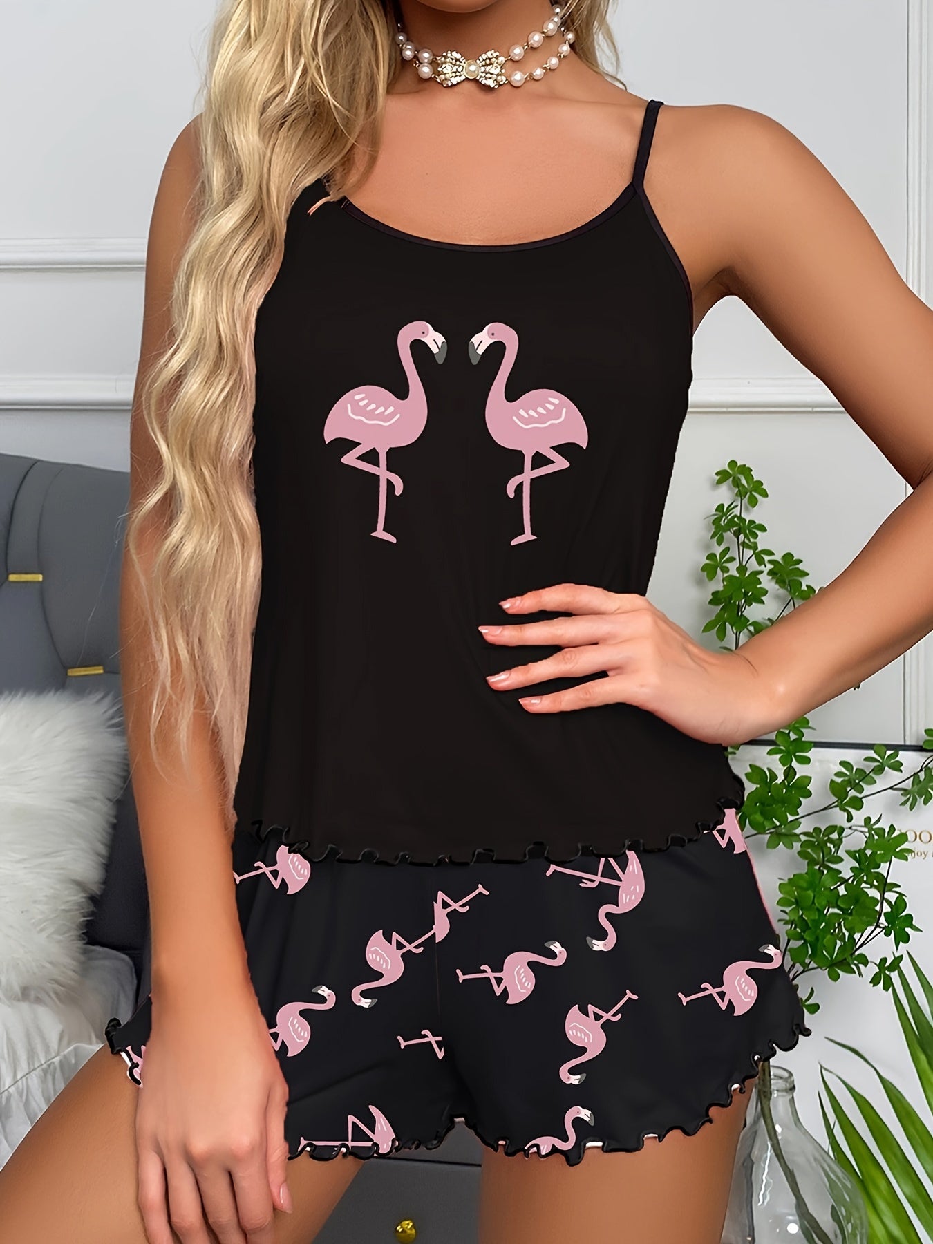 Ayollar uchun flamingo naqshli kiyim to'plami, polyester va spandeks aralashmasidan tayyorlangan. Ruffle hem shortlar bilan birga keladigan scoop neck cami topni o'z ichiga oladi. Pushti rangda, mashinada yuvish mumkin.