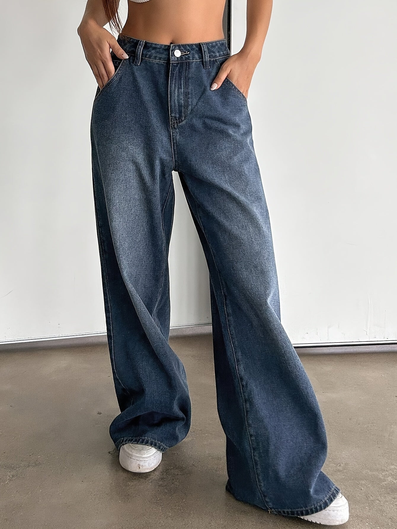Women's Wide Leg Denim Jeans with Multiple Pockets and Vintage Style