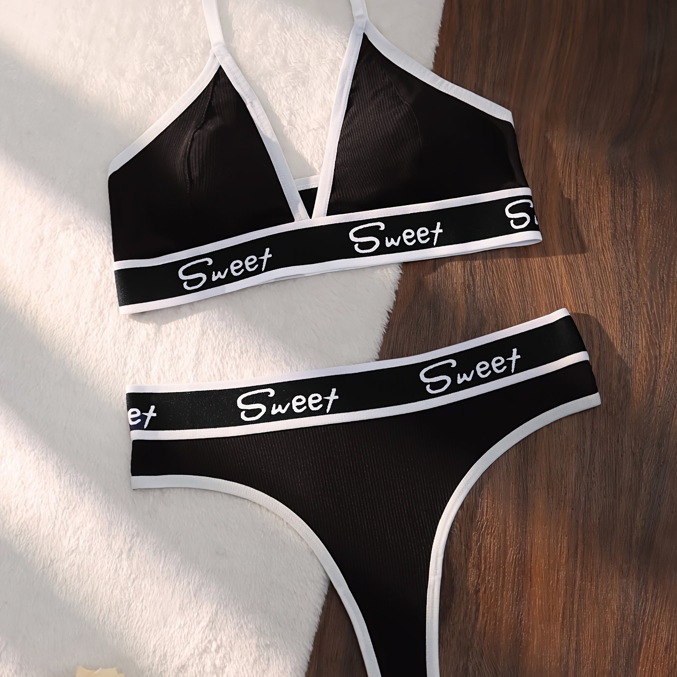 Ayollar uchun rangli blokli kamzuli brassiy va thong bilan harf bosma, sport ichki kiyim to'plami.