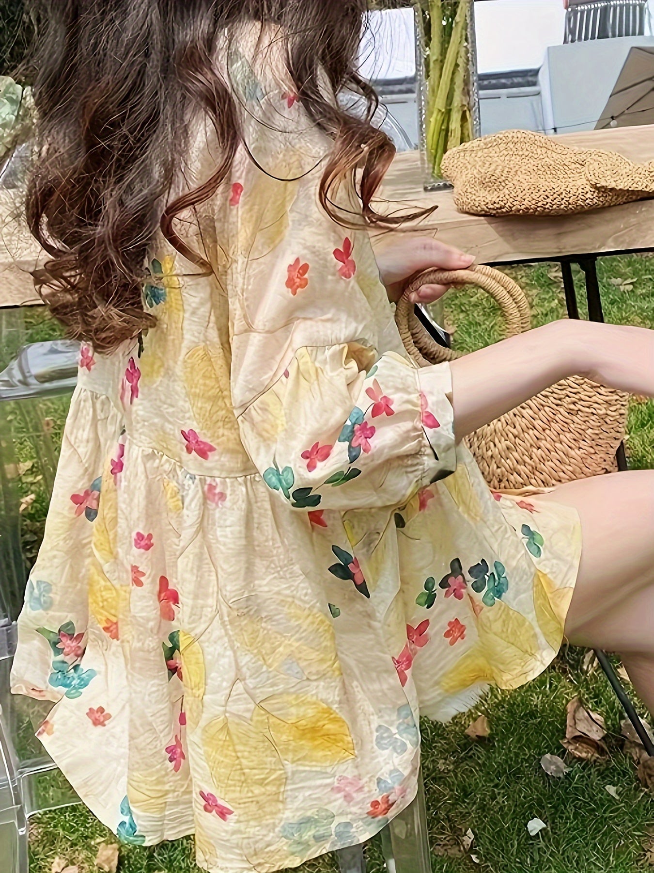 Blusa de mujer con estampado floral en amarillo con mangas largas y cuello redondo