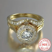 Ayollar uchun: 2 dona 925 sterling kumush halqalar vintage to'plami, dumaloq kubik zirkoniy toshlar bilan, to'y va nikoh zargarlik buyumlari uchun ideal. 14-fevral kuni berish uchun mukammal sovg'a. Og'irligi 5.3 gramm va sun'iy zirkoniyaga ega.